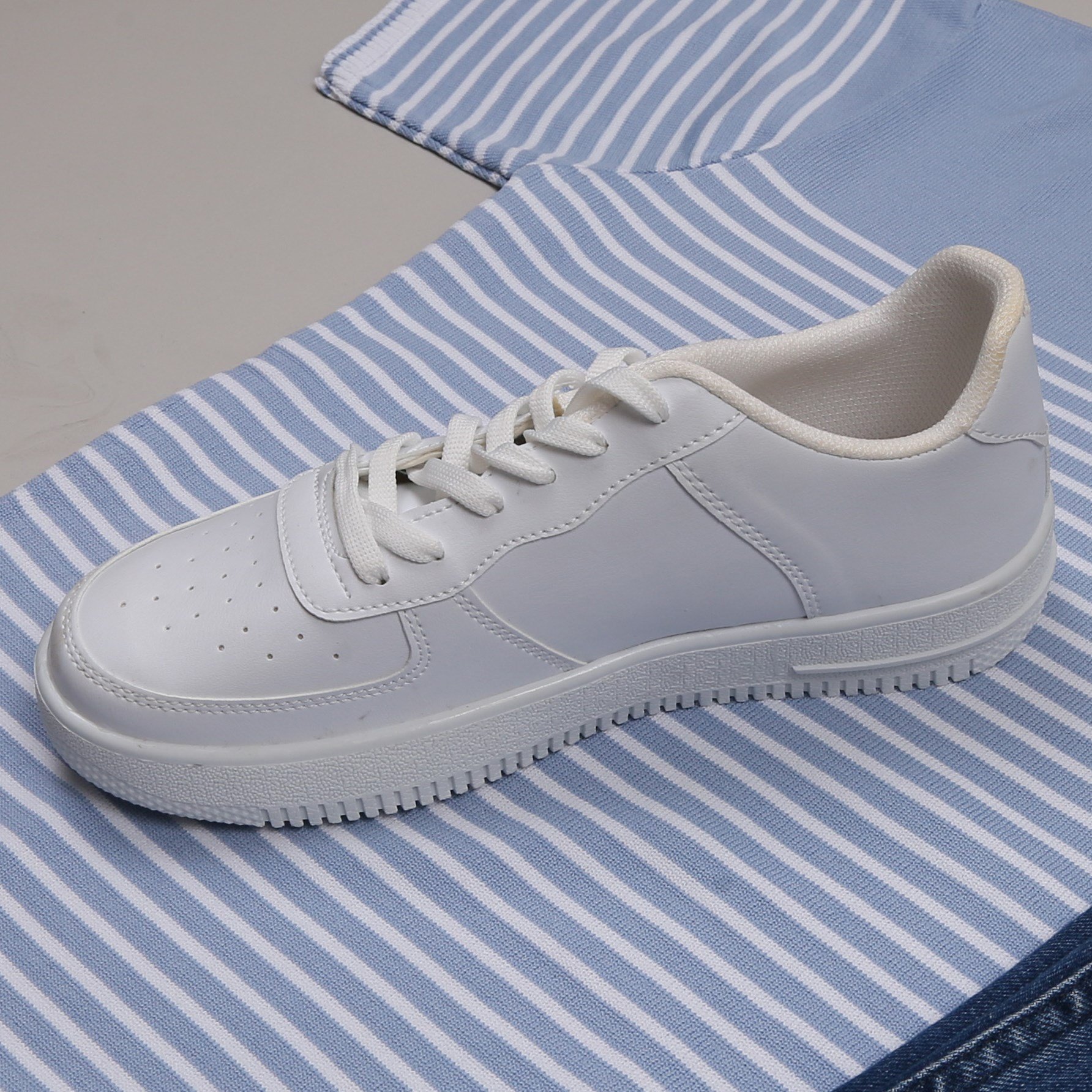 Mavi Triko Polo Yaka Tişört Lacivert pantolon Beyaz ayakkabı Kombin