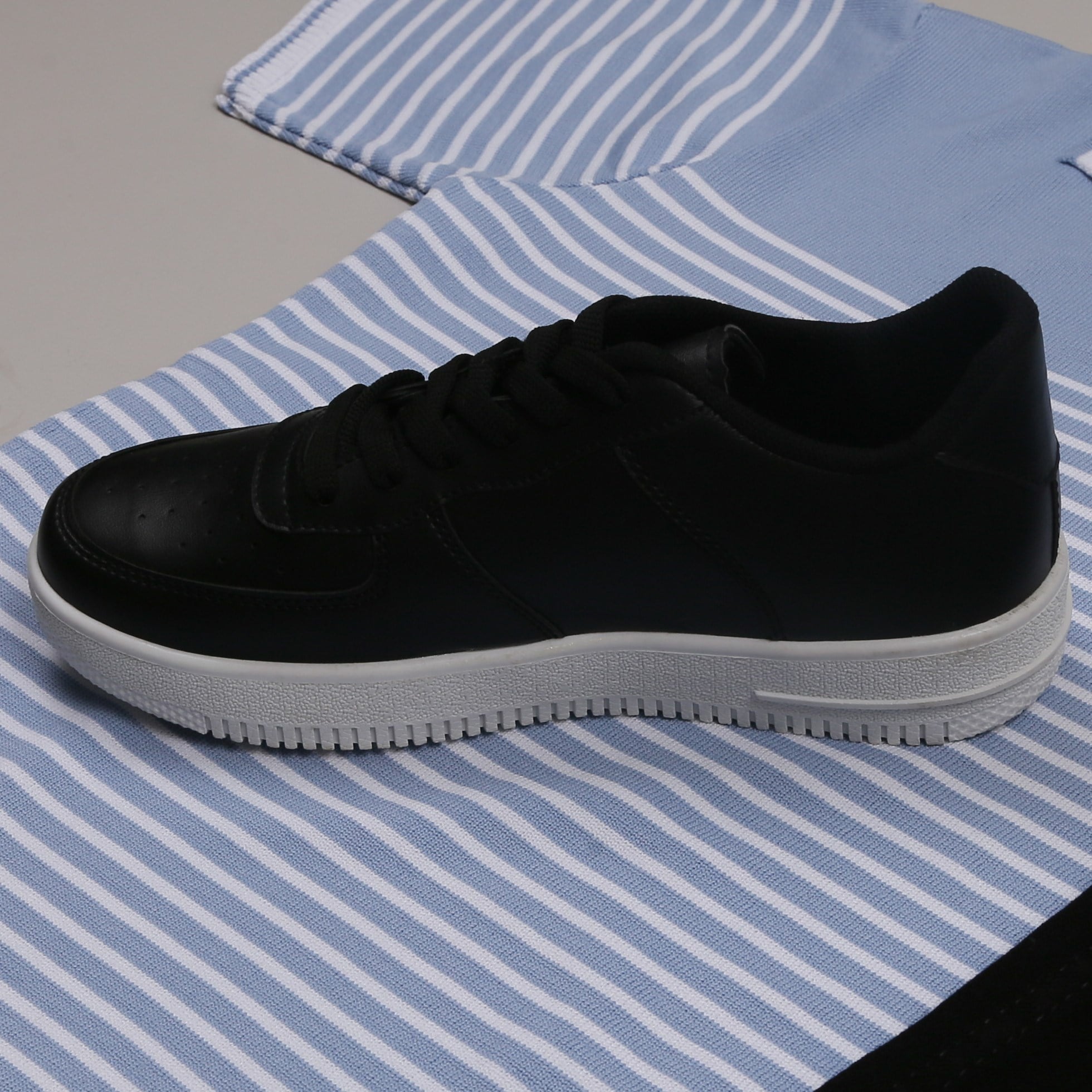 Mavi Triko Polo Yaka Tişört Siyah kot  pantolon Ayakkabı Kombin