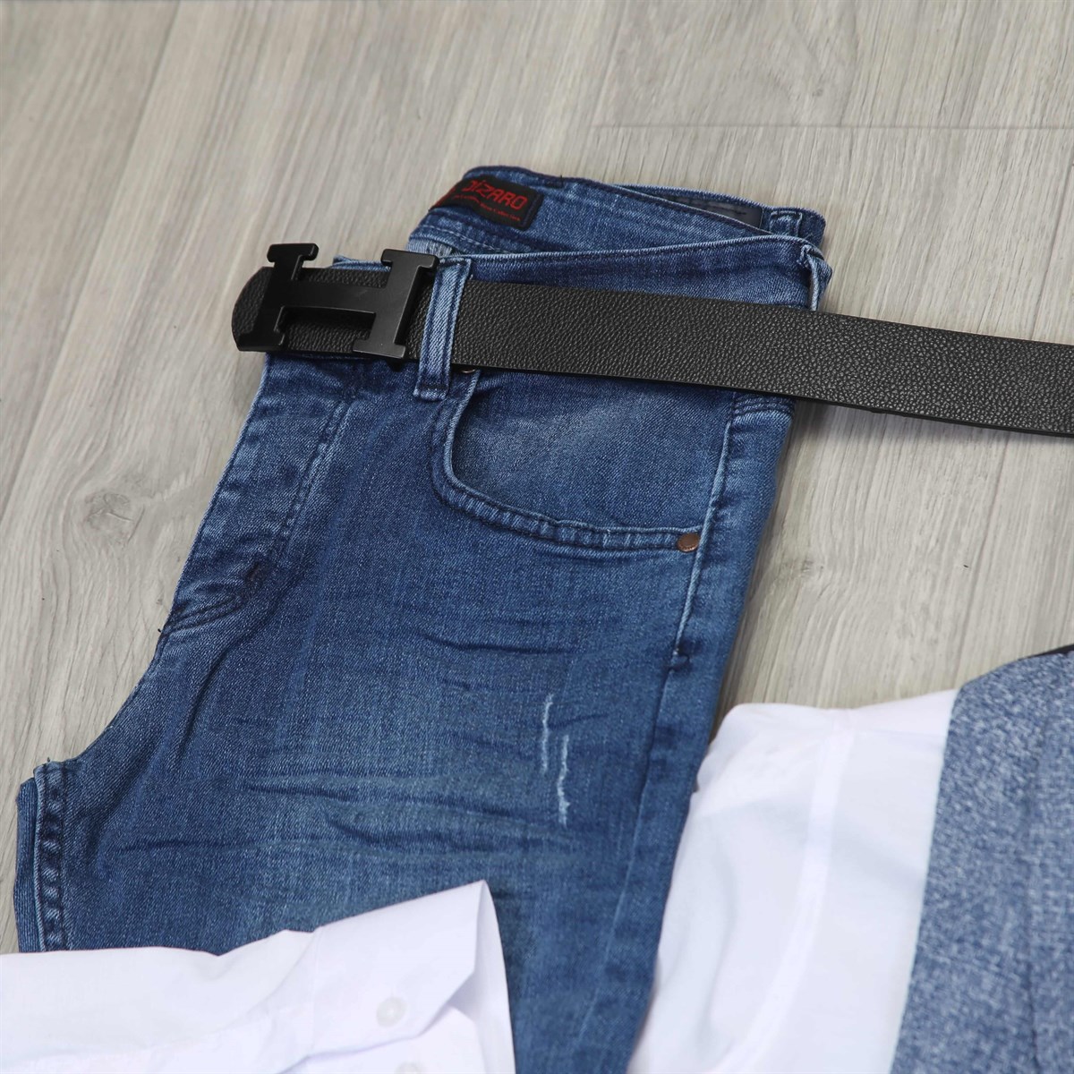 Mavi Yelek Ekose Pantolon Gömlek Ayakkabı Kombini