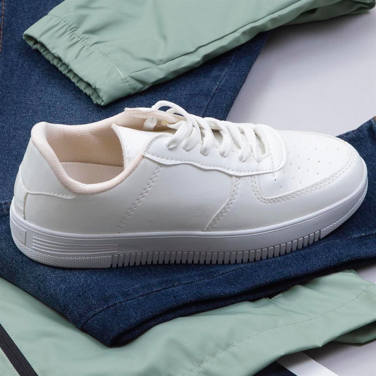 Mint Yeşili Yağmurluk Tişört Pantolon Ayakkabı Kombin