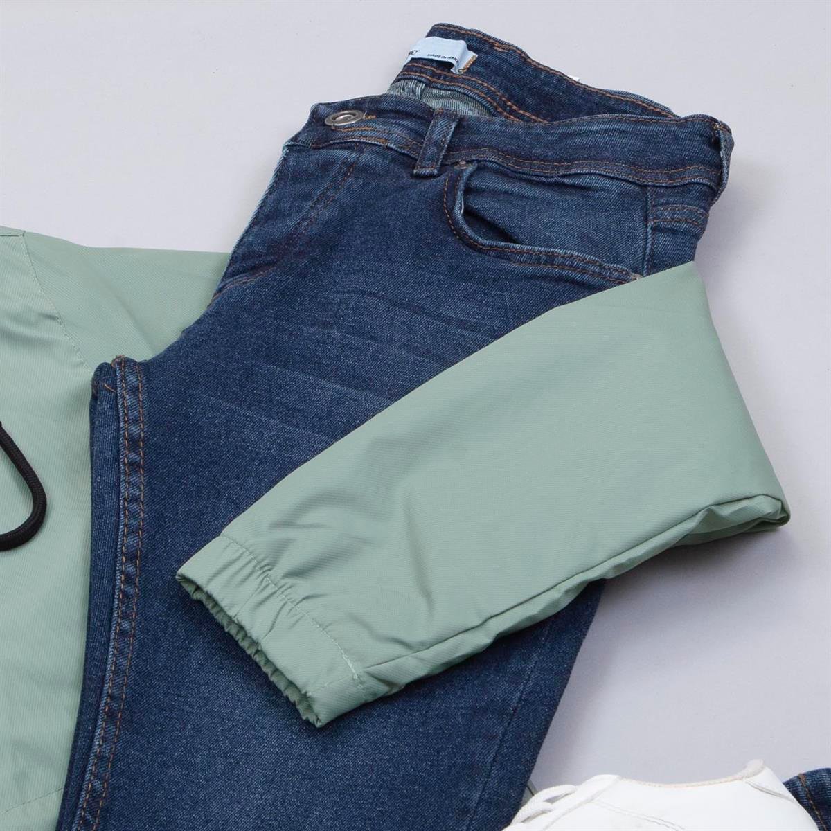 Mint Yeşili Yağmurluk Tişört Pantolon Ayakkabı Kombin