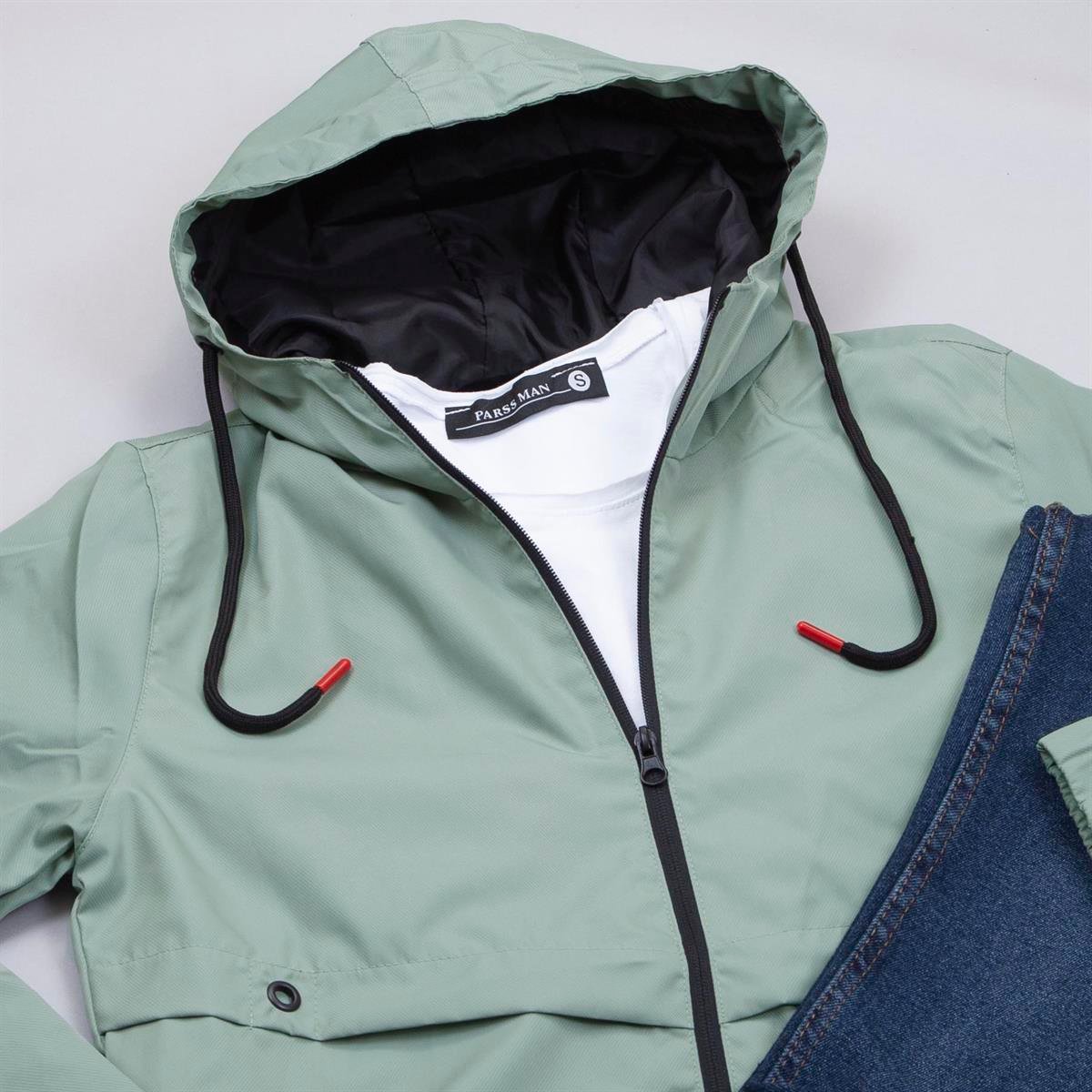 Mint Yeşili Yağmurluk Tişört Pantolon Ayakkabı Kombin