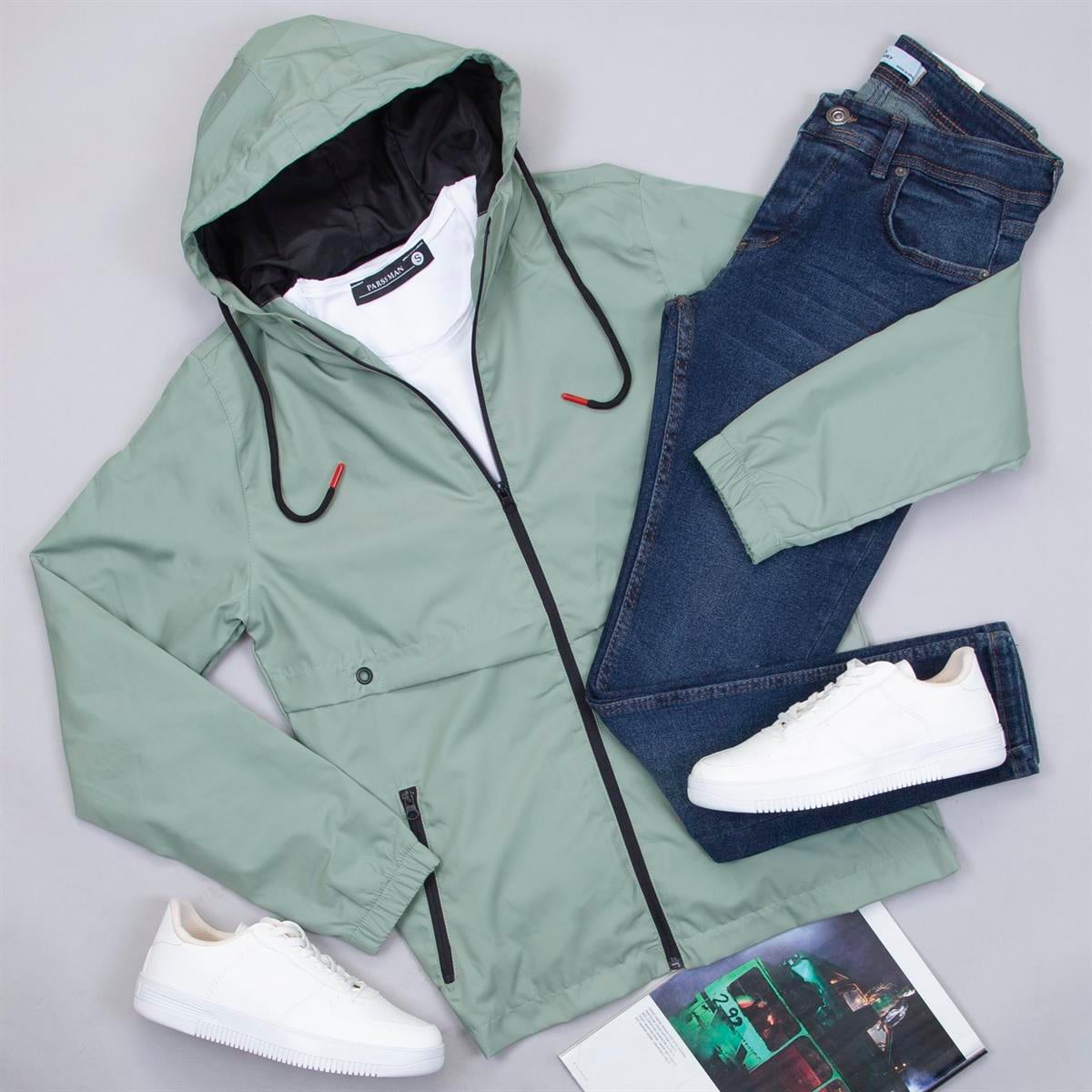 Mint Yeşili Yağmurluk Tişört Pantolon Ayakkabı Kombin