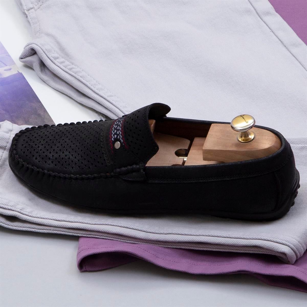 Mor Polo Yaka Tişört Pantolon Ayakkabı Kombin