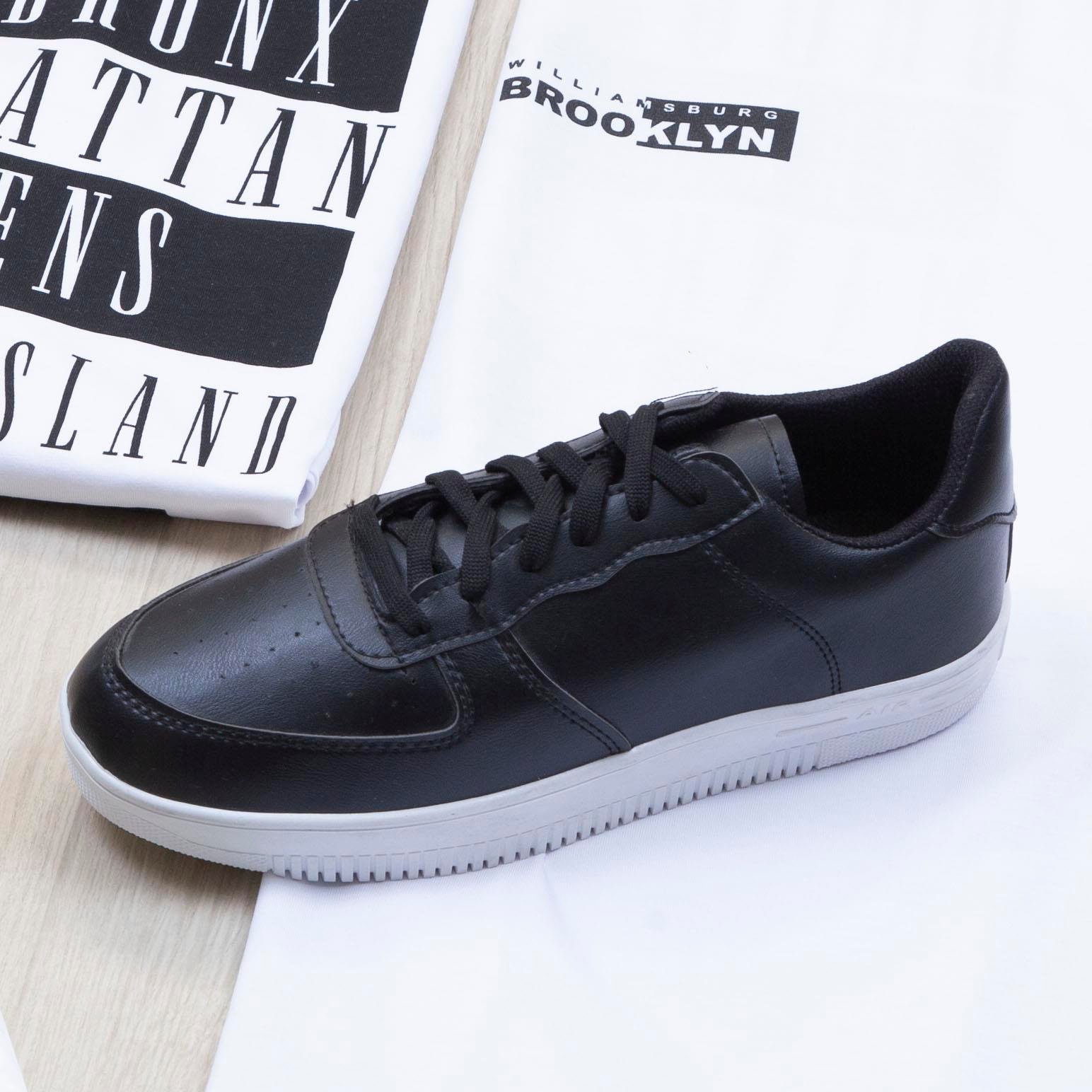 Ön ve Arka Baskılı Beyaz Oversize Tişört Pantolon Ayakkabı Kombin