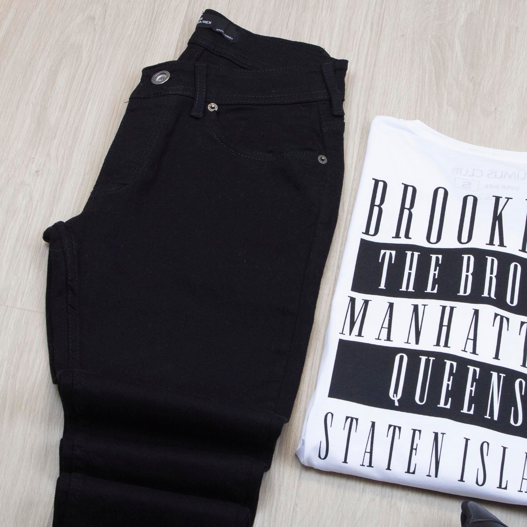 Ön ve Arka Baskılı Beyaz Oversize Tişört Pantolon Ayakkabı Kombin