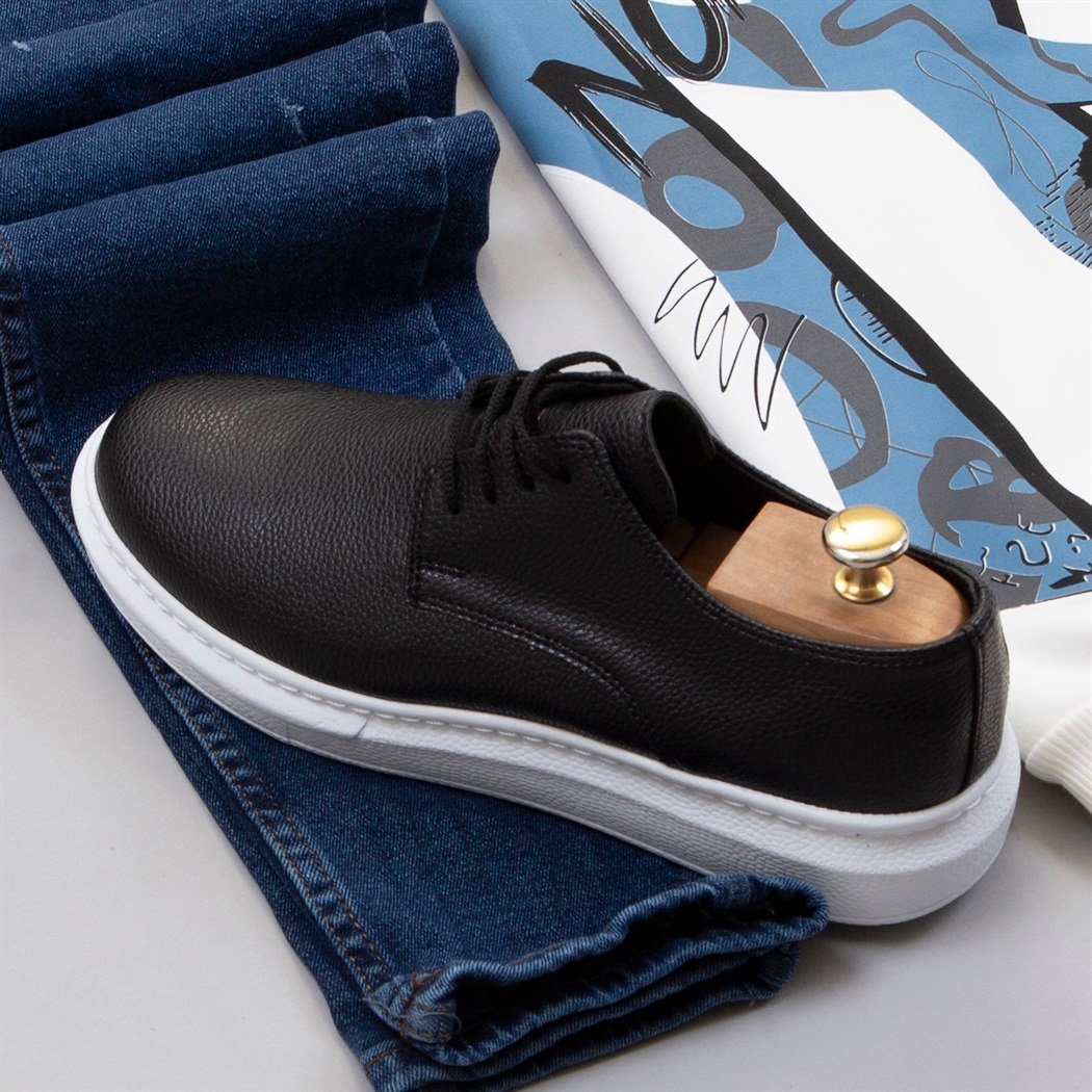 Ön ve Arka Baskılı Beyaz Sweat Pantolon Ayakkabı Kombin