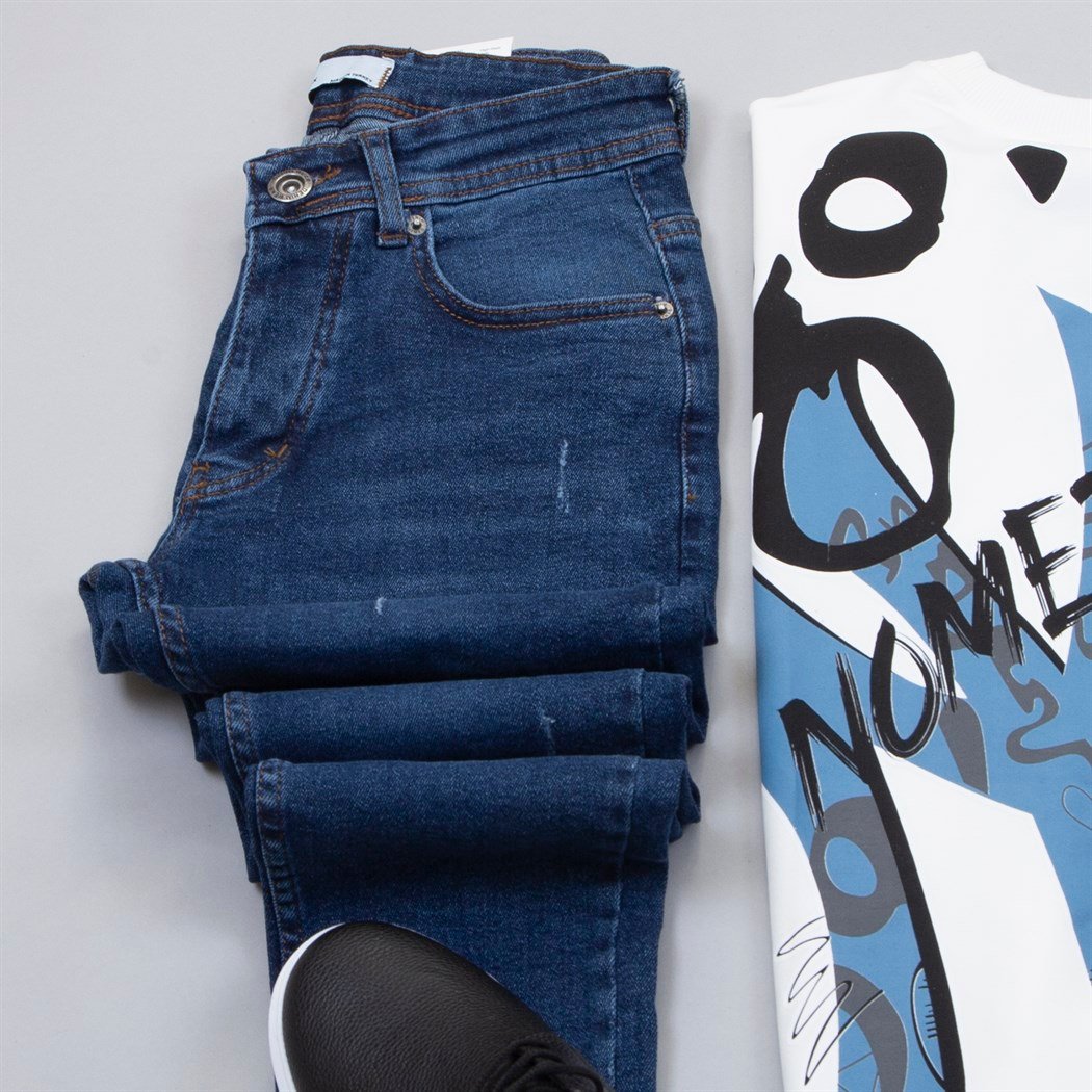 Ön ve Arka Baskılı Beyaz Sweat Pantolon Ayakkabı Kombin