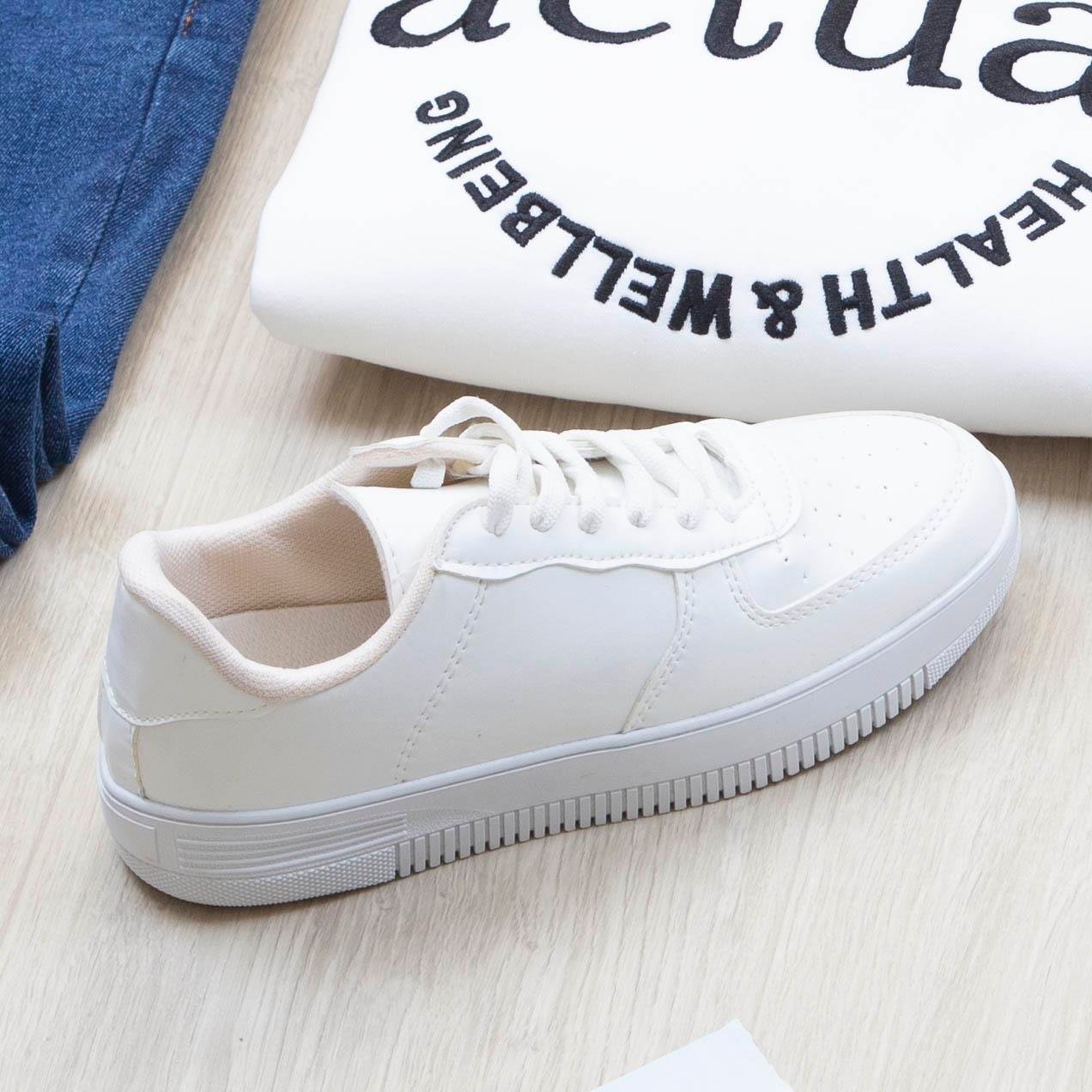 Ön ve Arka Yazı Detaylı Beyaz Sweat Pantolon Ayakkabı Kombin