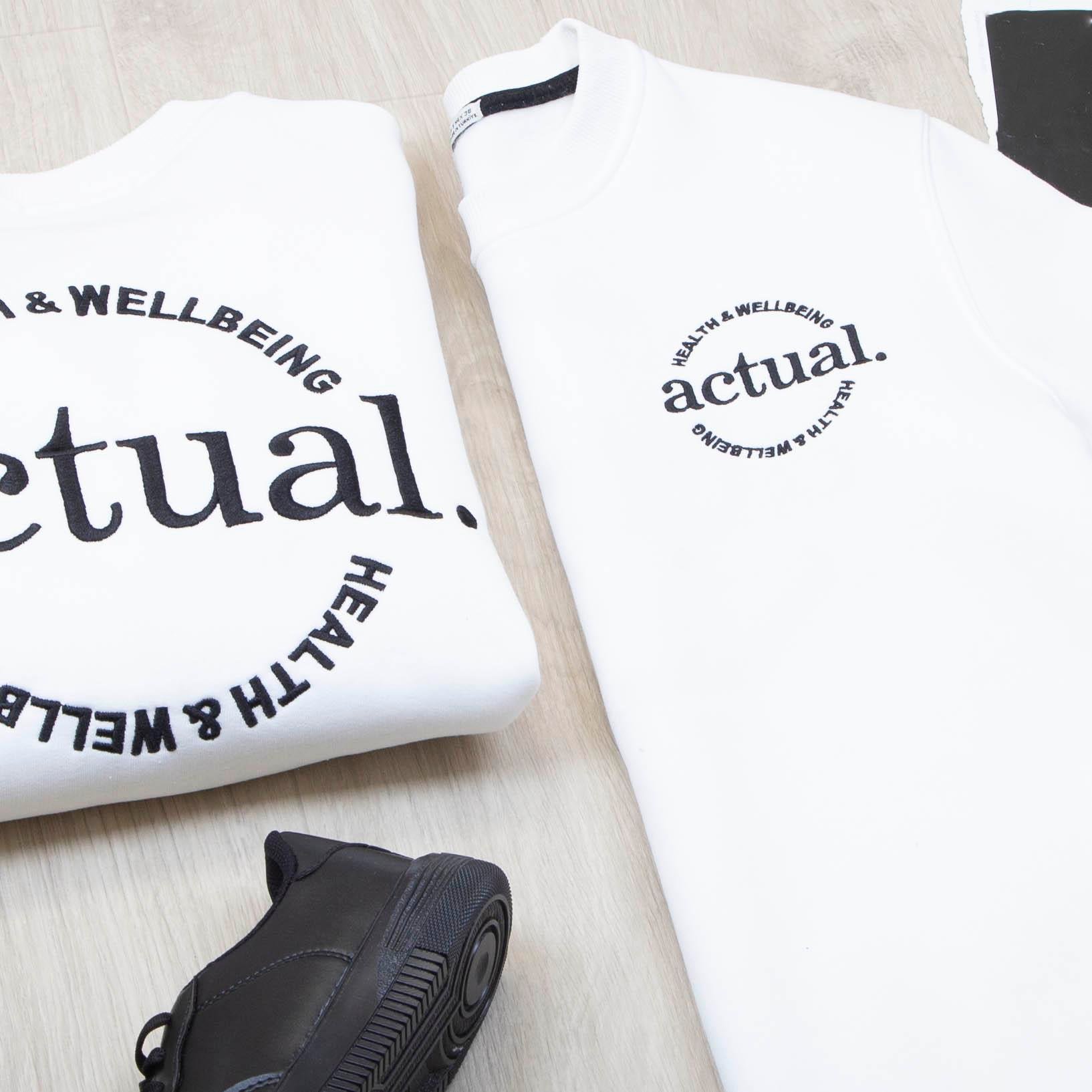 Ön ve Arka Yazı Detaylı Beyaz Sweat Pantolon Ayakkabı Kombin