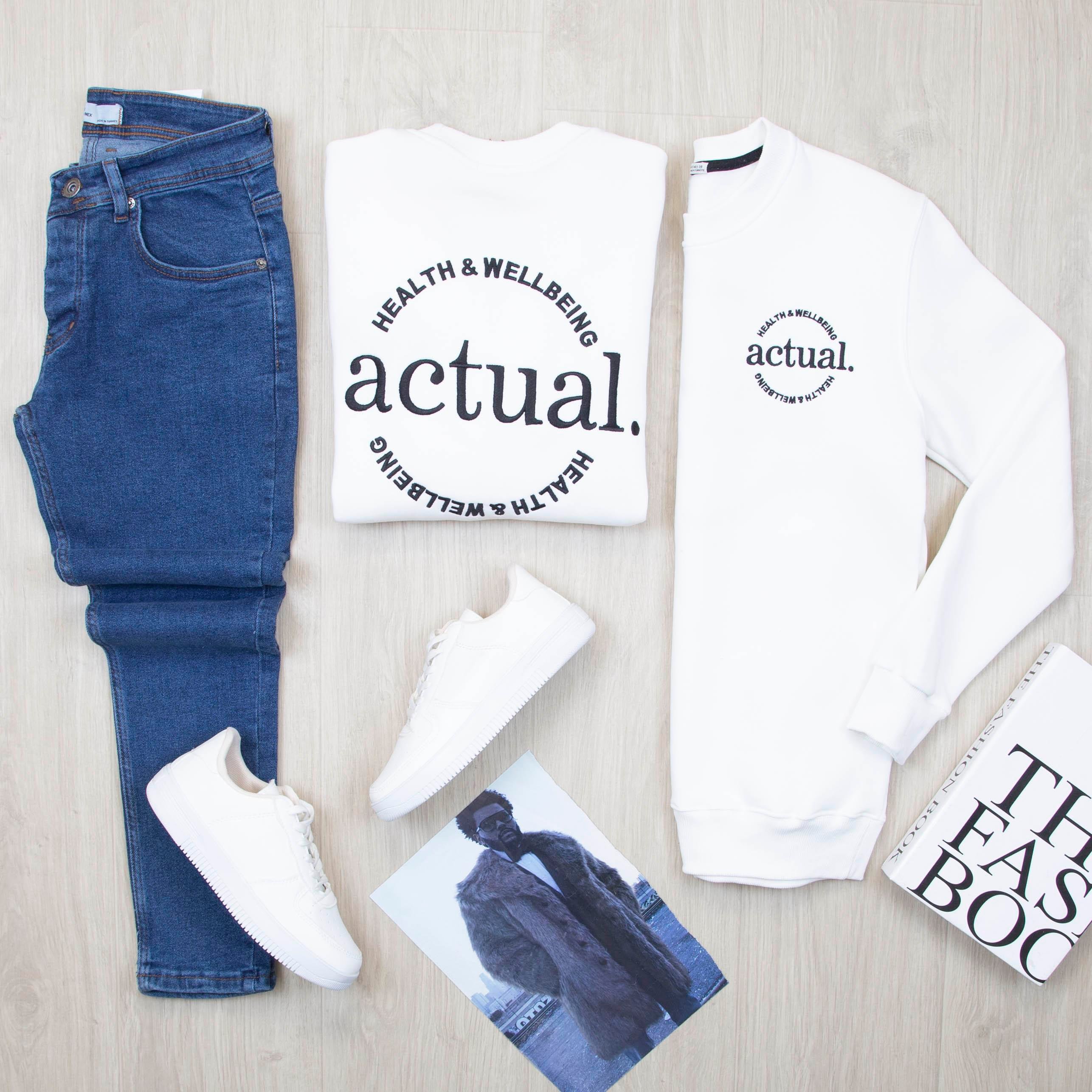 Ön ve Arka Yazı Detaylı Beyaz Sweat Pantolon Ayakkabı Kombin