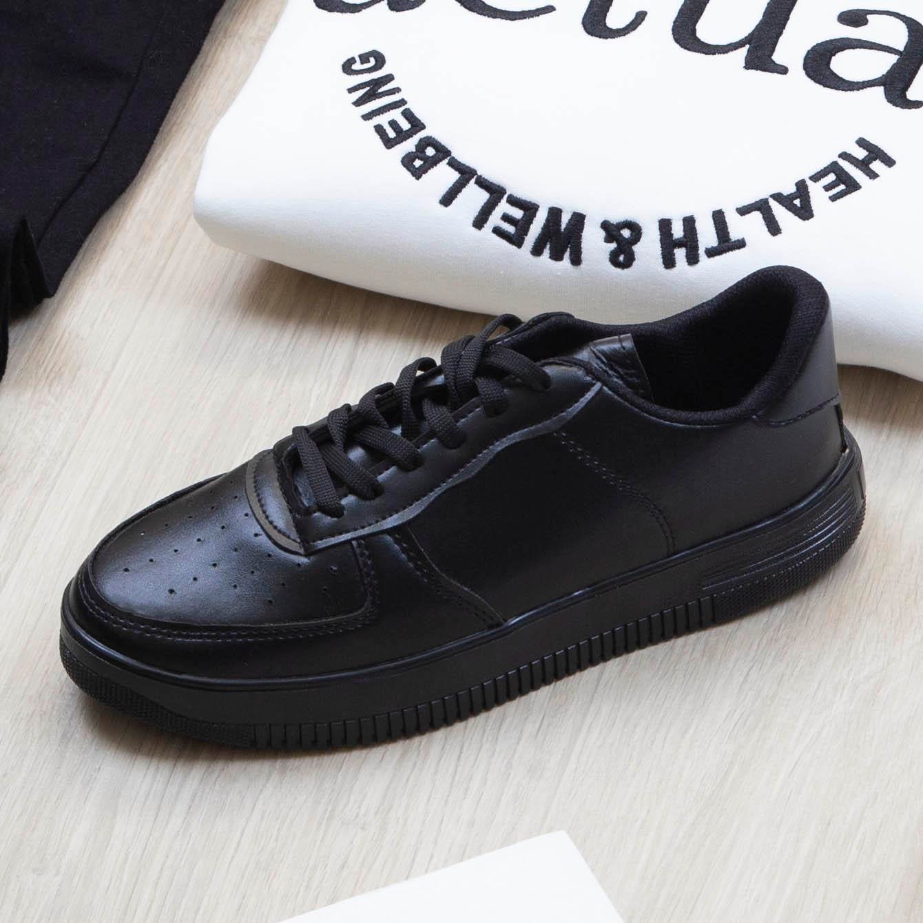 Ön ve Arka Yazı Detaylı Beyaz Sweat Pantolon Ayakkabı Kombin