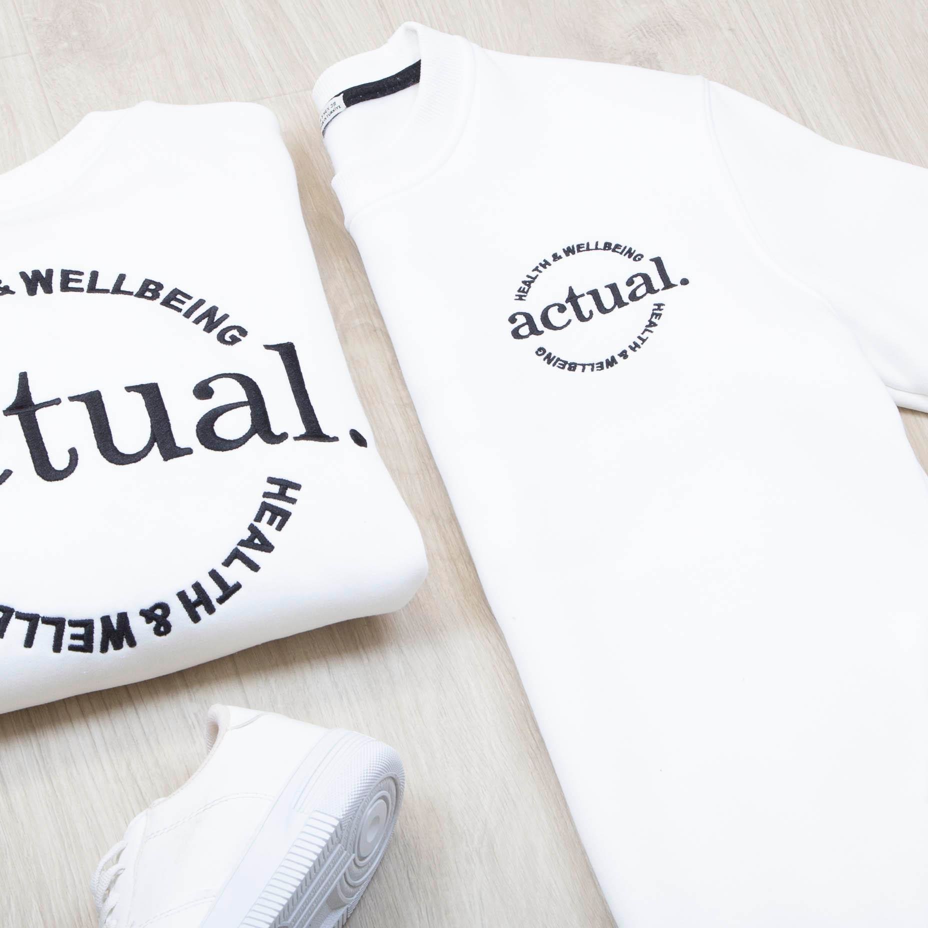 Ön ve Arka Yazı Detaylı Beyaz Sweat Pantolon Ayakkabı Kombin