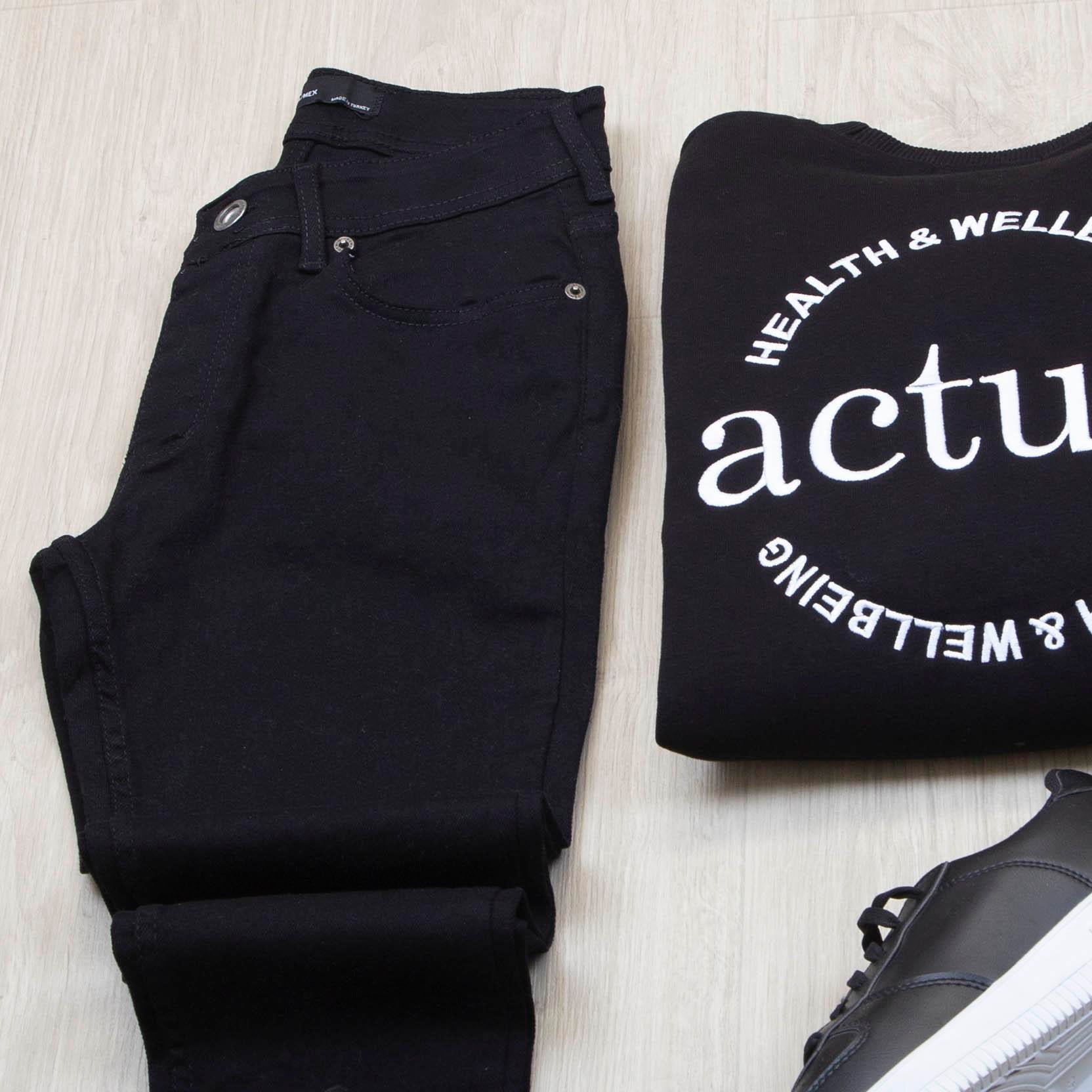 Ön ve Arka Yazı Detaylı Siyah Sweat Pantolon Ayakkabı Kombin