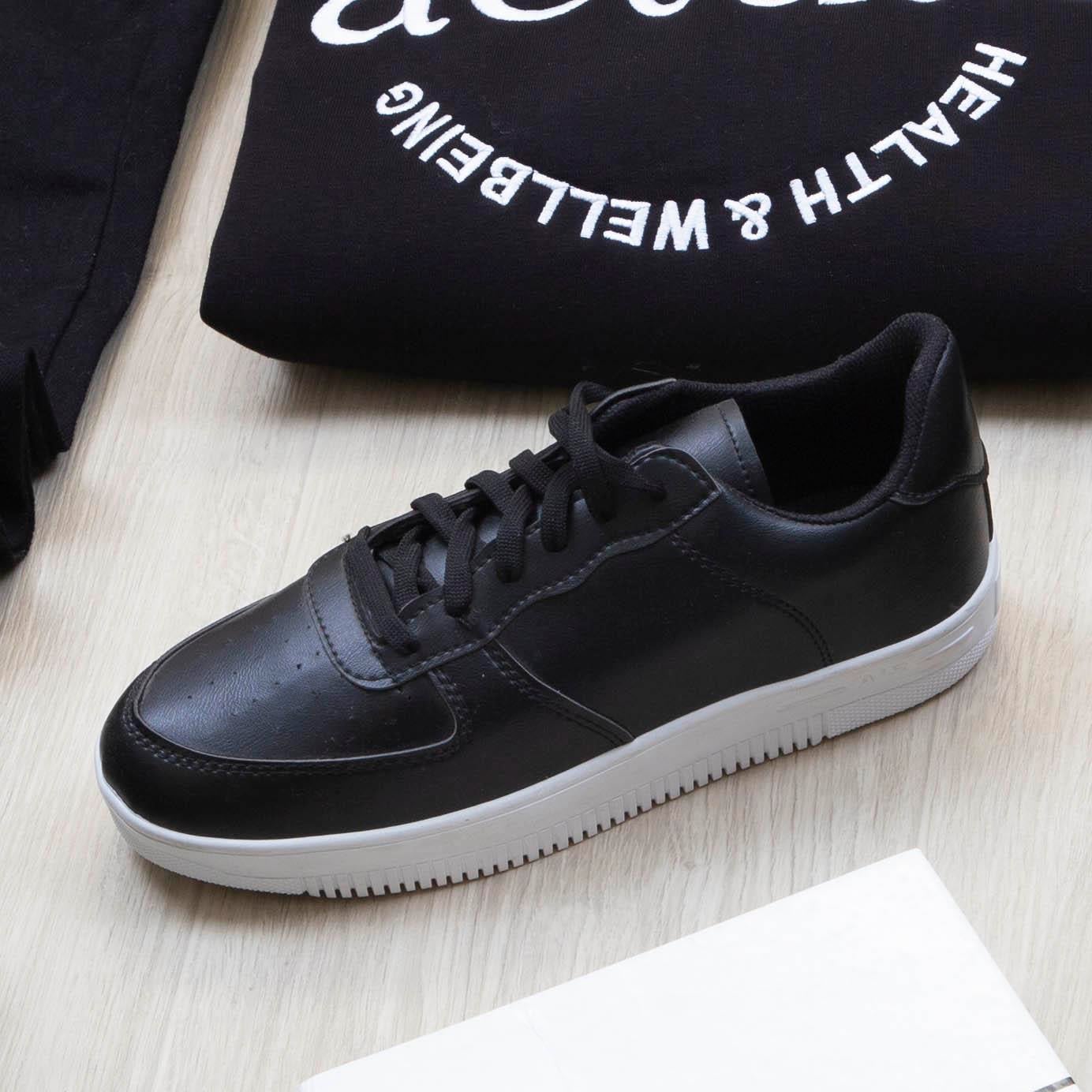 Ön ve Arka Yazı Detaylı Siyah Sweat Pantolon Ayakkabı Kombin