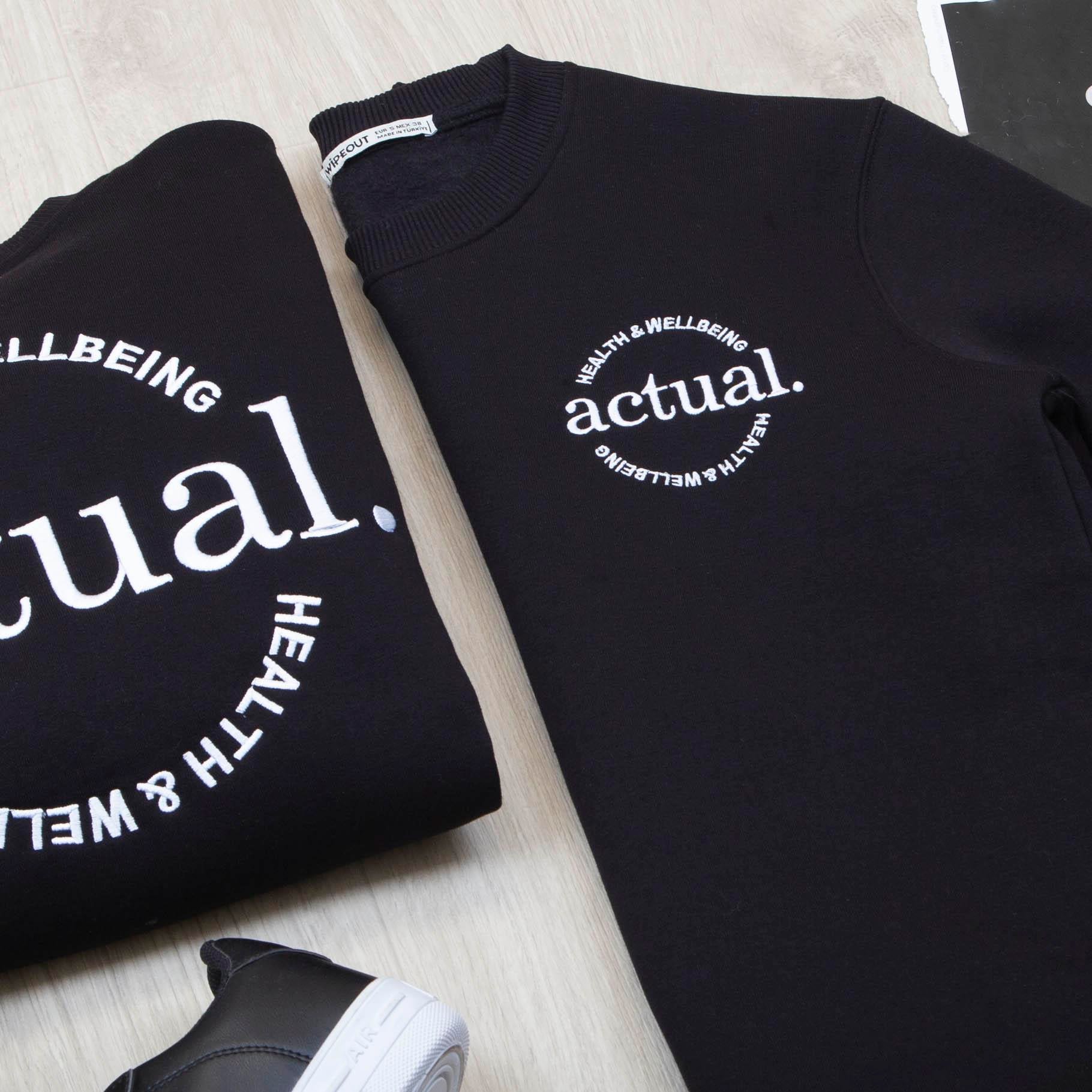 Ön ve Arka Yazı Detaylı Siyah Sweat Pantolon Ayakkabı Kombin