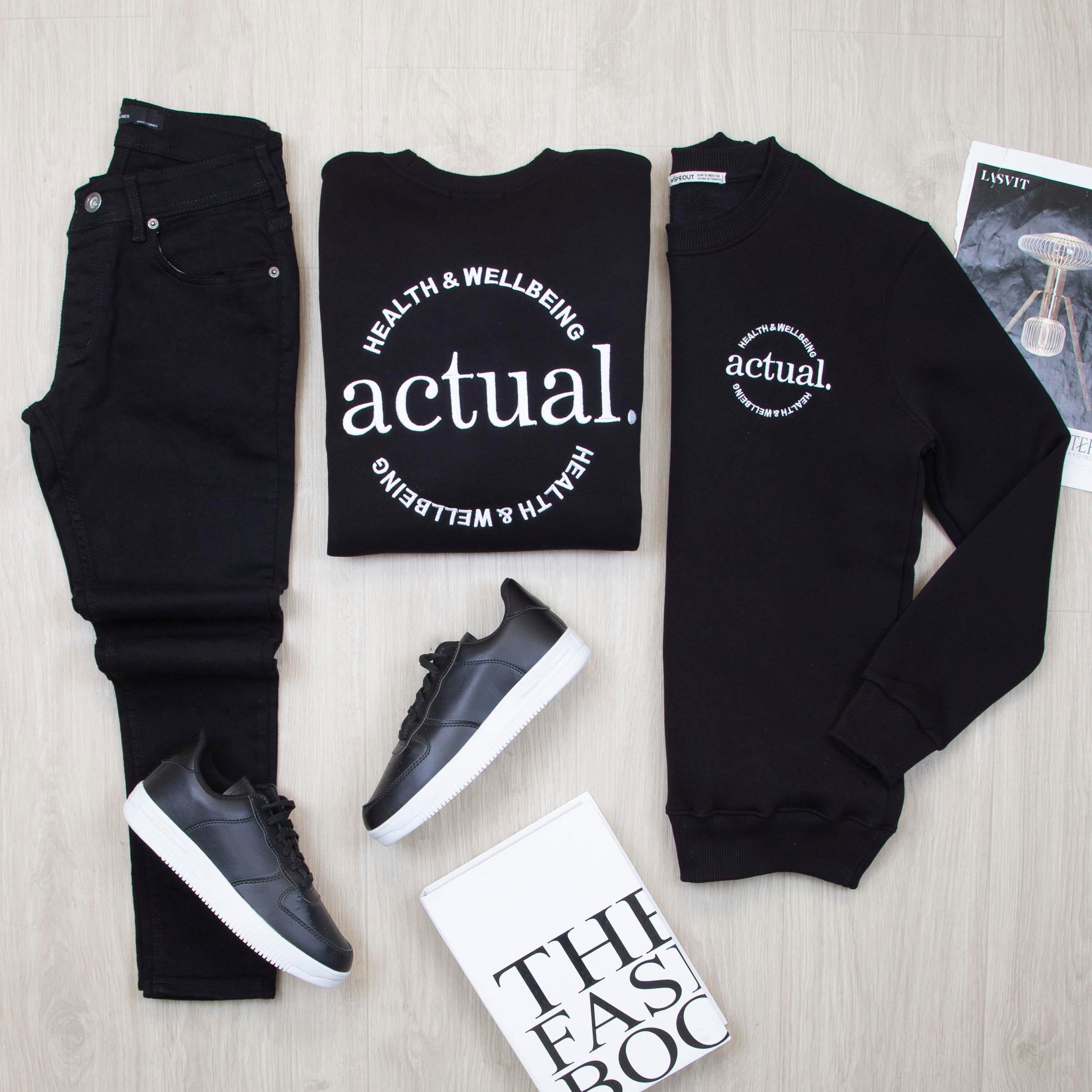 Ön ve Arka Yazı Detaylı Siyah Sweat Pantolon Ayakkabı Kombin