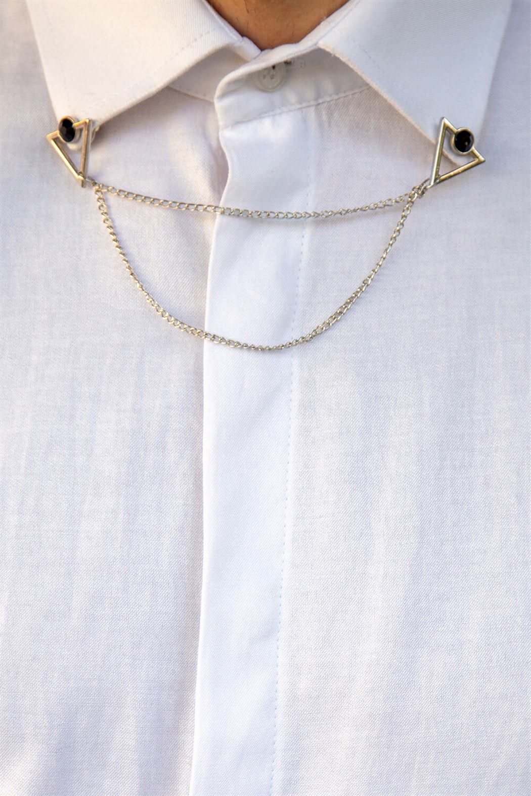 Önü patlı beyaz klasik gömlek