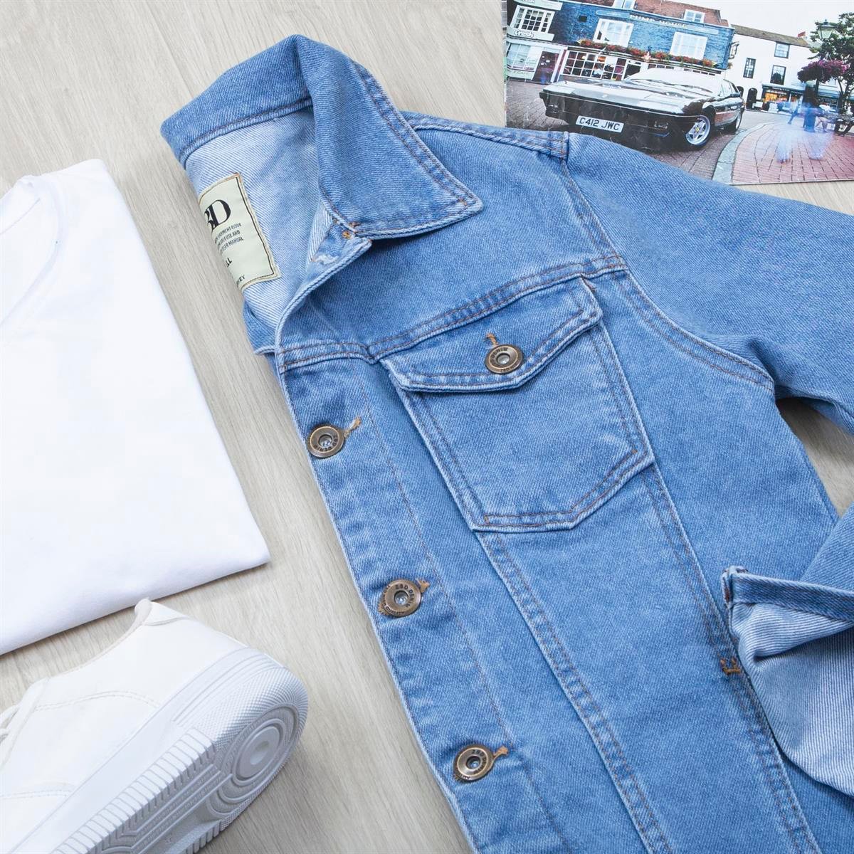 Orta Mavi Kot Ceket Tişört Pantolon Ayakkabı Kombin