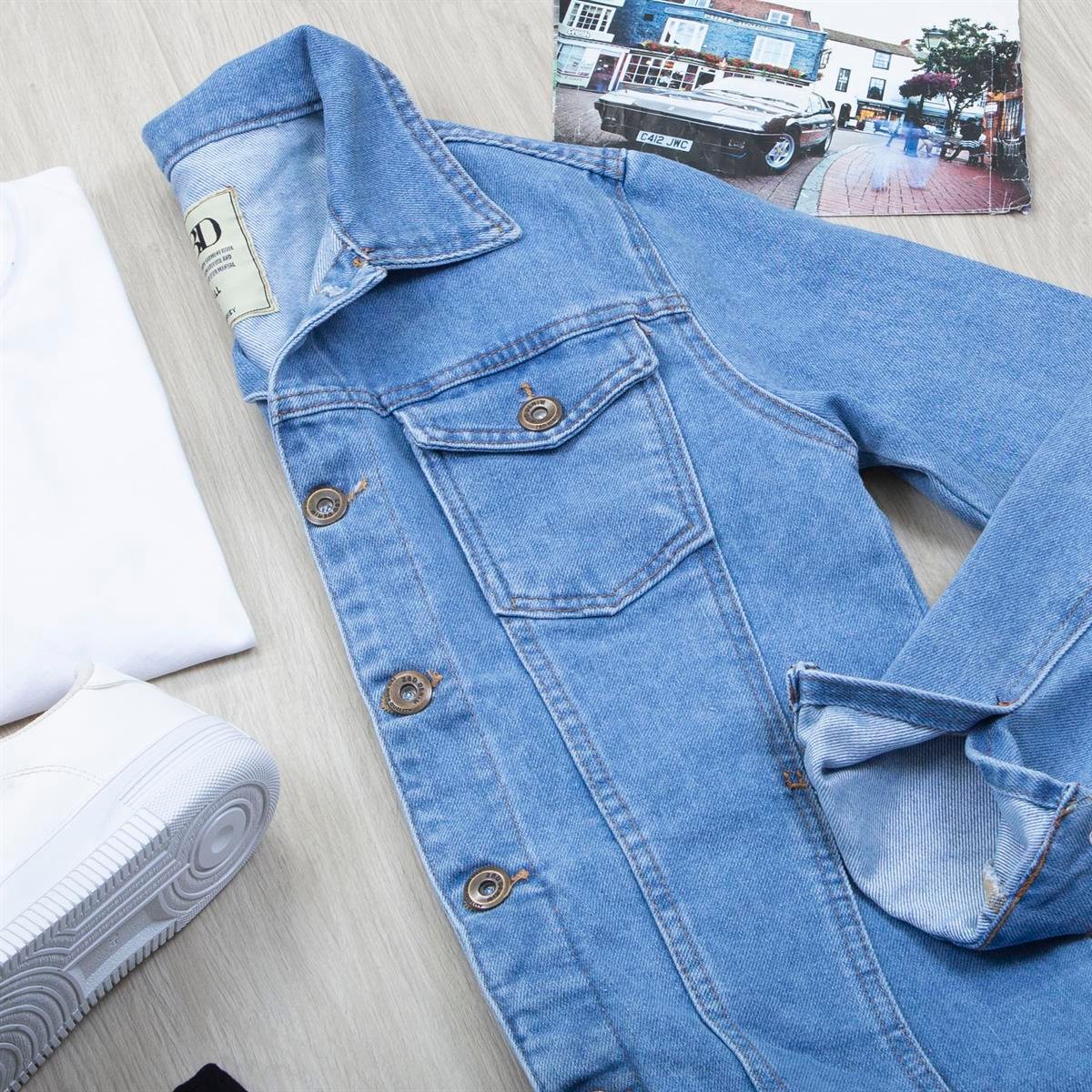 Orta Mavi Kot Ceket Tişört Pantolon Ayakkabı Kombin