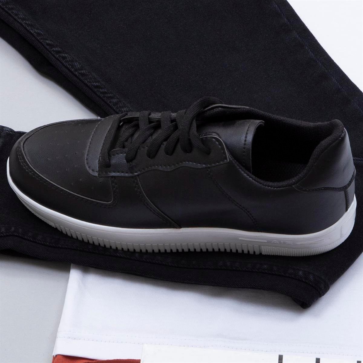 Oversize Baskılı Beyaz Tişört Pantolon Ayakkabı Kombin