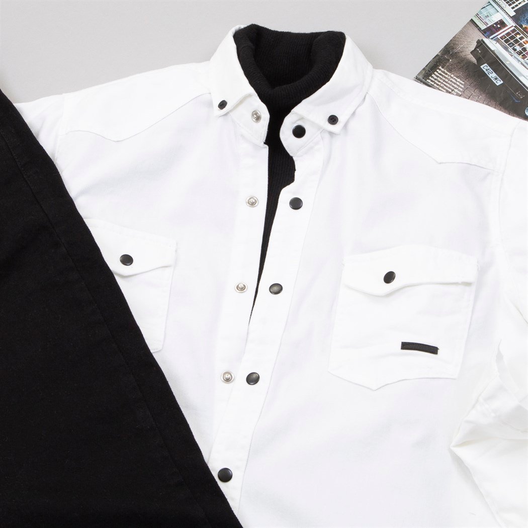 Pamuklu Beyaz Kot Gömlek Boğazlı Kazak Pantolon Ayakkabı Kombin