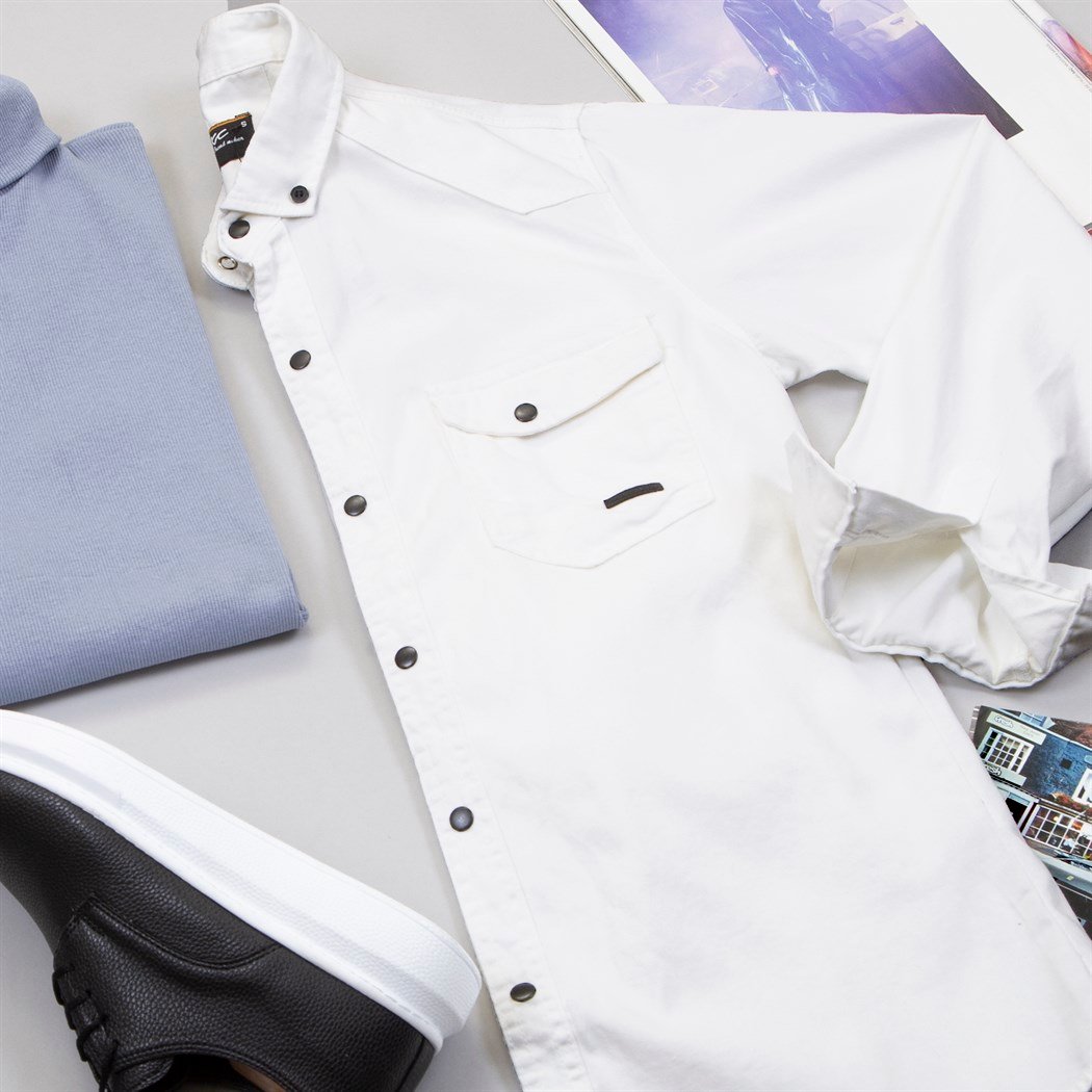 Pamuklu Beyaz Kot Gömlek Boğazlı Kazak Pantolon Ayakkabı Kombin