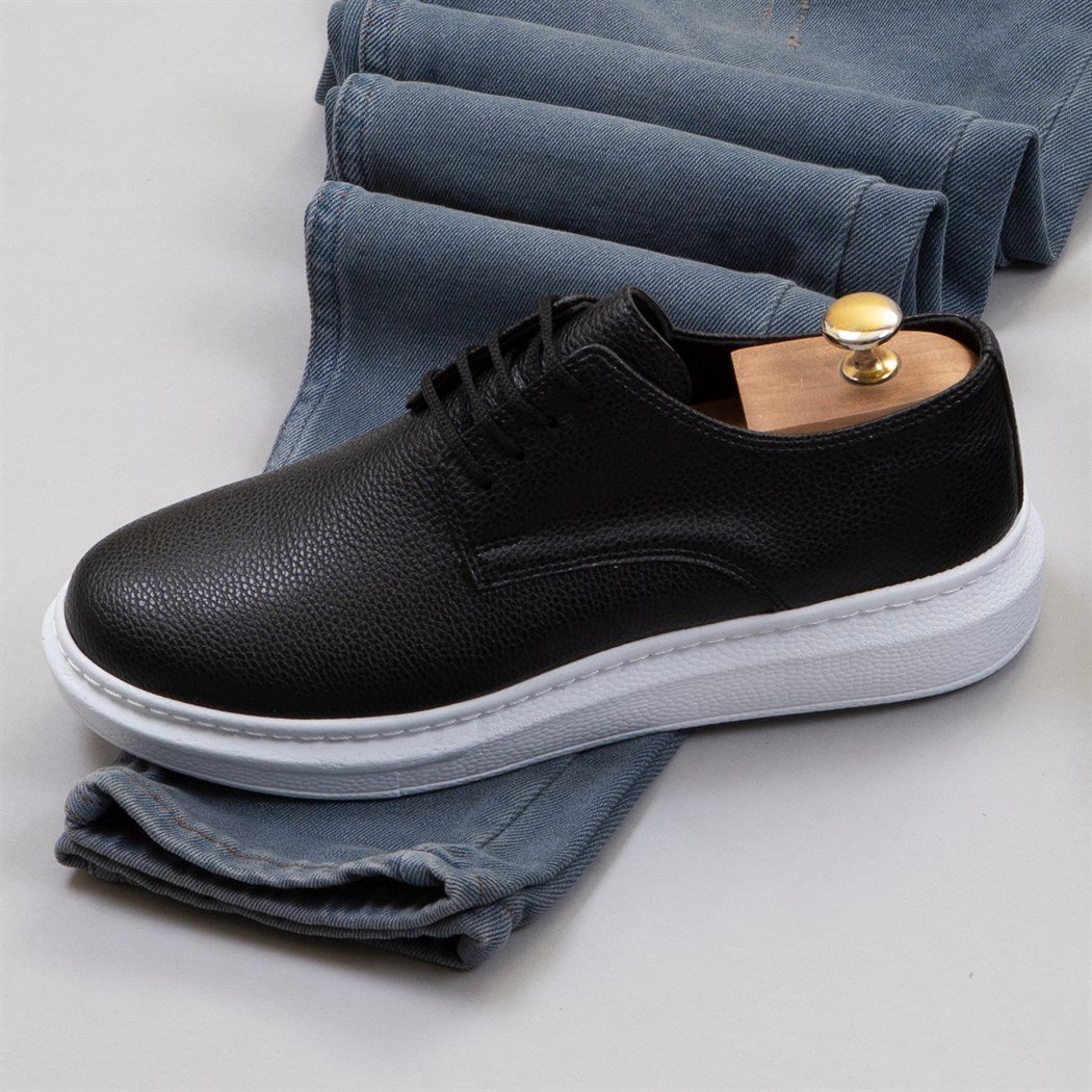 Pamuklu Beyaz Kot Gömlek Boğazlı Kazak Pantolon Ayakkabı Kombin