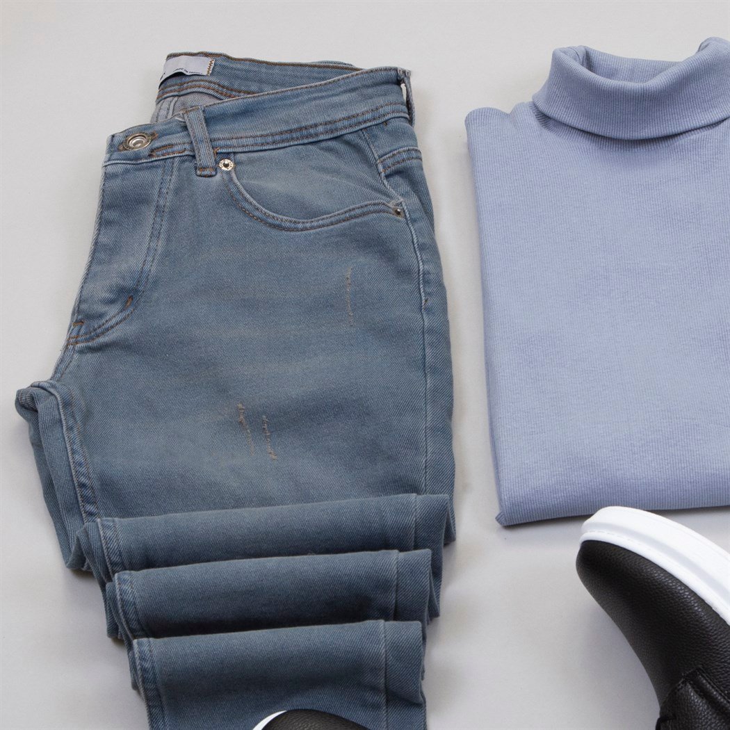 Pamuklu Beyaz Kot Gömlek Boğazlı Kazak Pantolon Ayakkabı Kombin