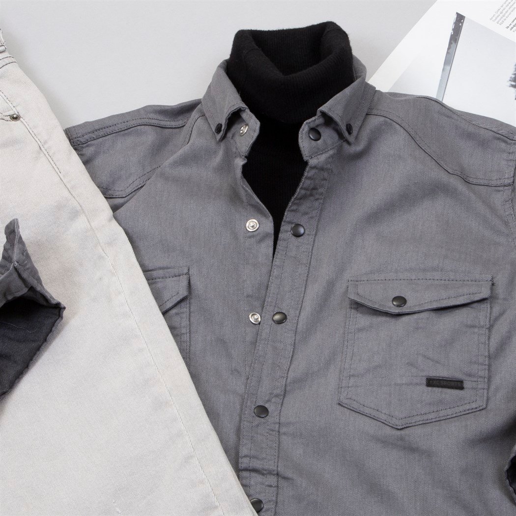 Pamuklu Gri Kot Gömlek Boğazlı Kazak Pantolon Ayakkabı Kombin