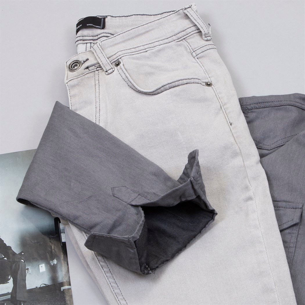 Pamuklu Gri Kot Gömlek Boğazlı Kazak Pantolon Ayakkabı Kombin