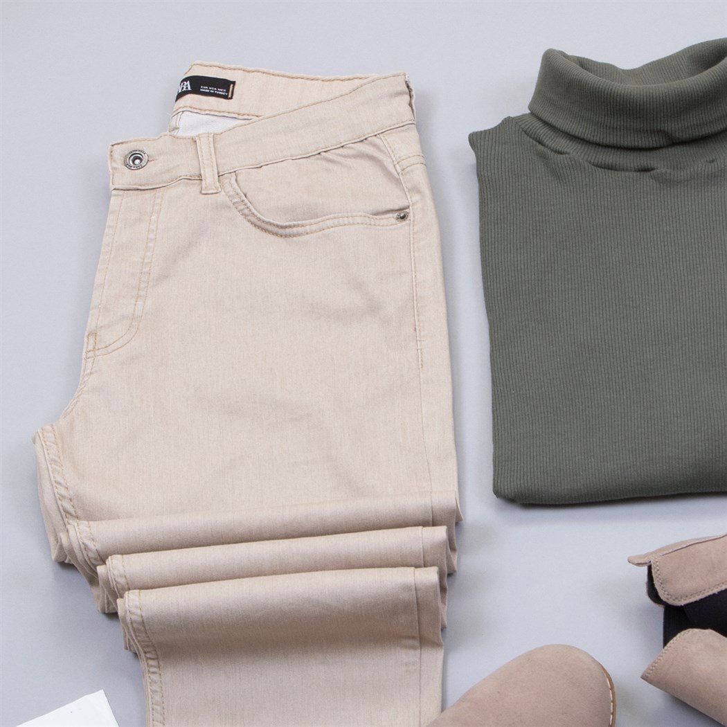 Pamuklu Haki Kot Gömlek Boğazlı Kazak Pantolon Bot Kombin