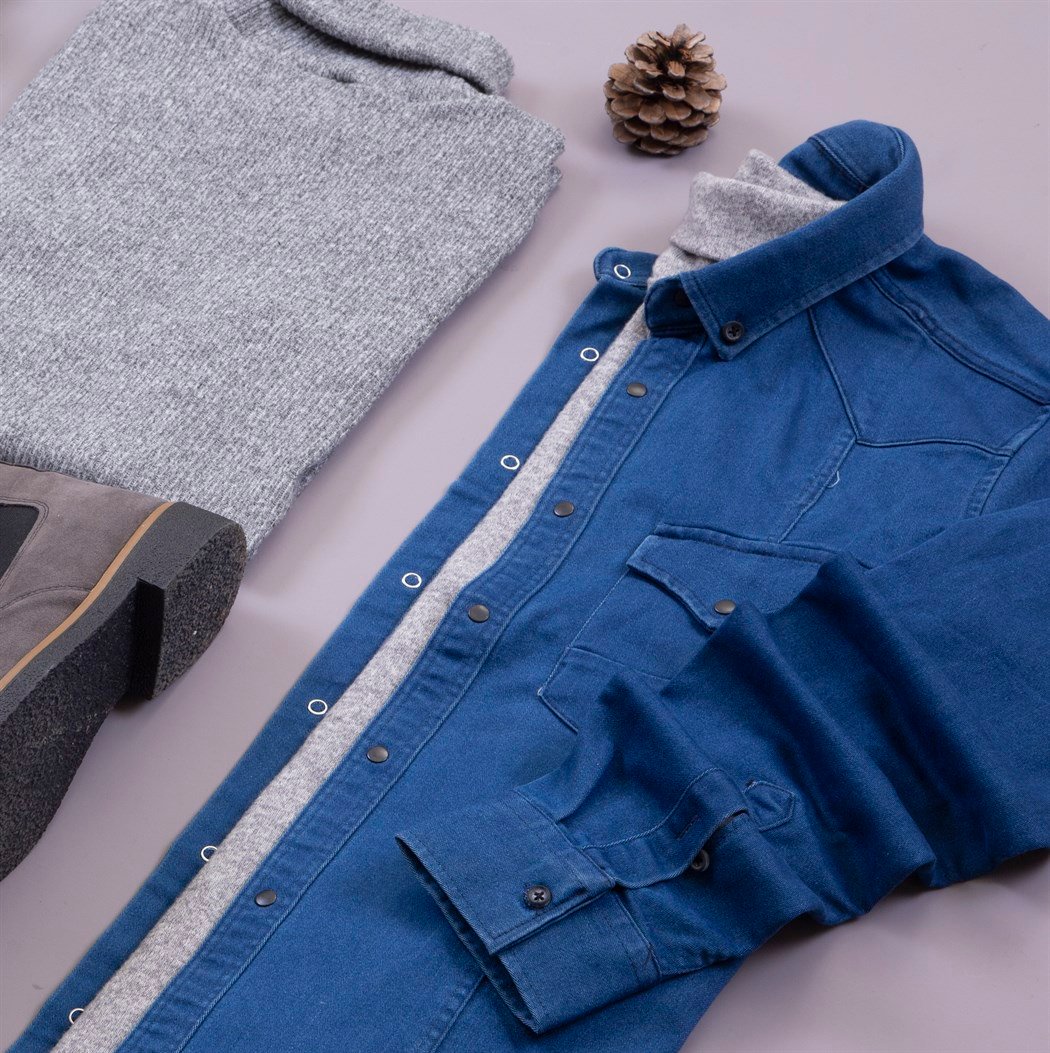 Pamuklu Kot Gömlek Kazak Pantolon Bot Kombin