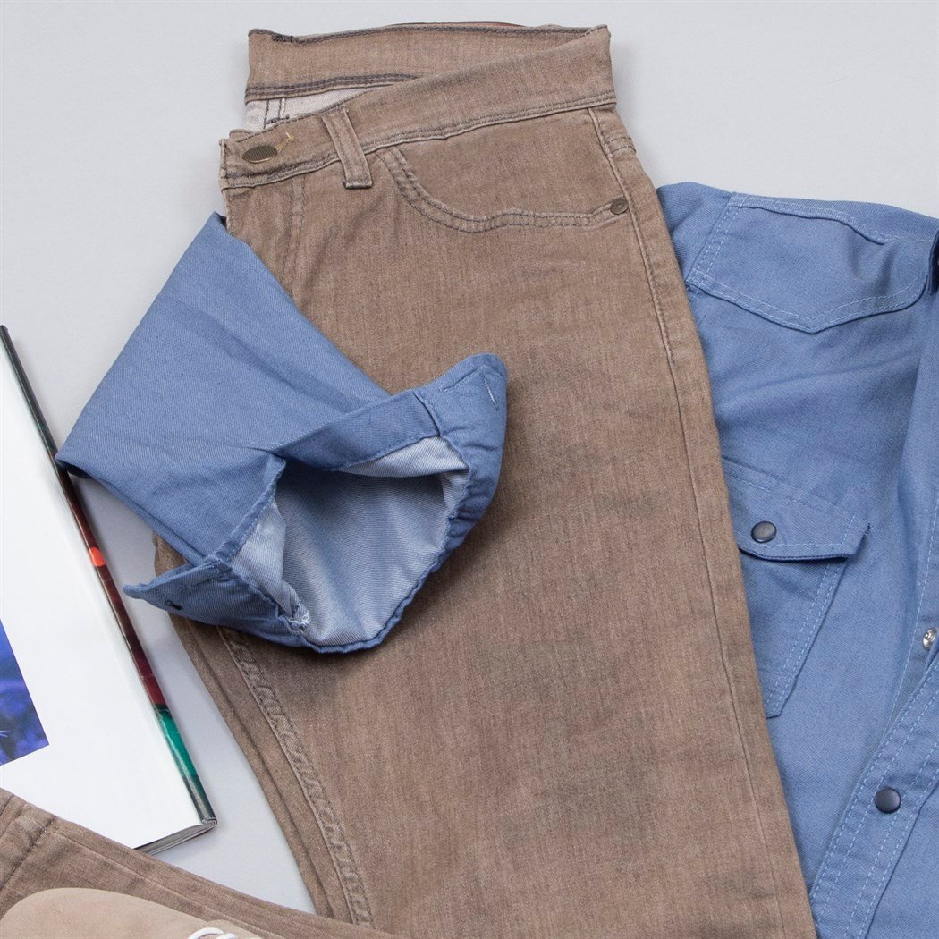 Pamuklu Mavi Kot Gömlek Boğazlı Kazak Pantolon Ayakkabı Kombin