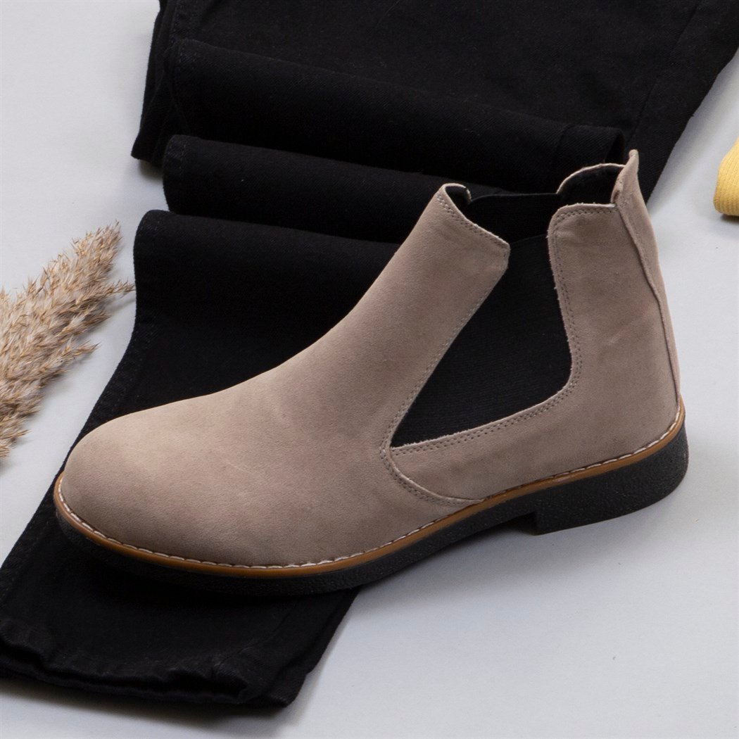 Pamuklu Siyah Kot Gömlek Boğazlı Kazak Pantolon Bot Kombin