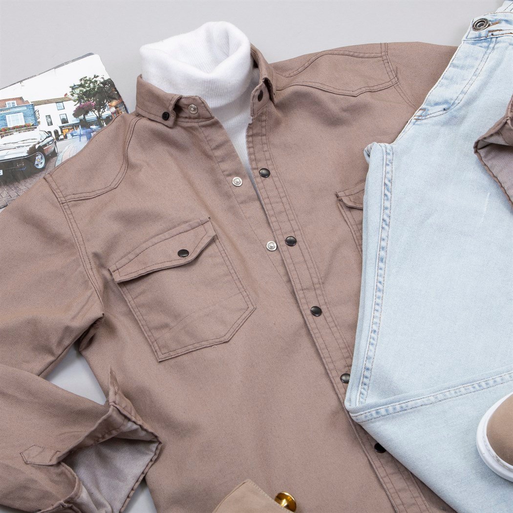 Pamuklu Sütlü Kahve Kot Gömlek Boğazlı Kazak Pantolon Ayakkabı Kombin