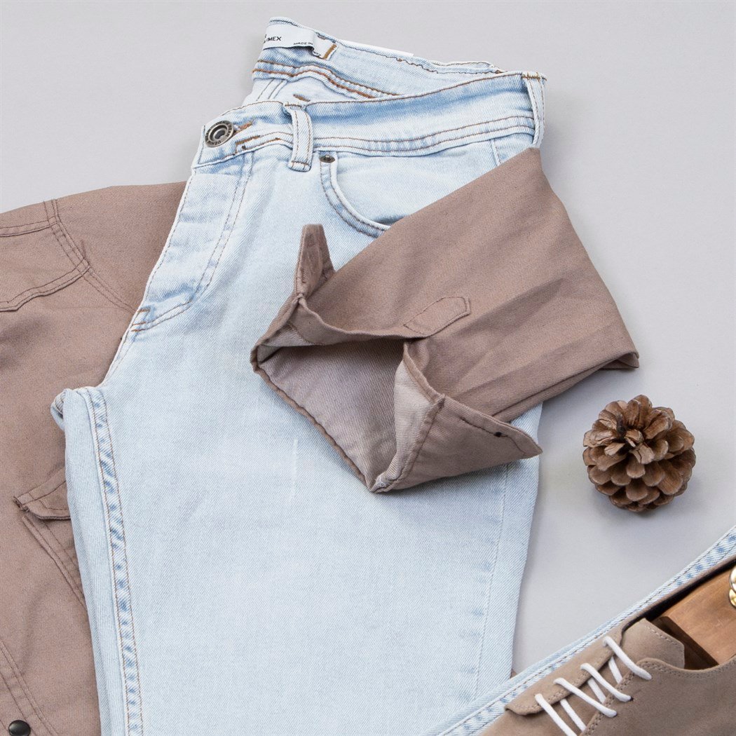 Pamuklu Sütlü Kahve Kot Gömlek Boğazlı Kazak Pantolon Ayakkabı Kombin