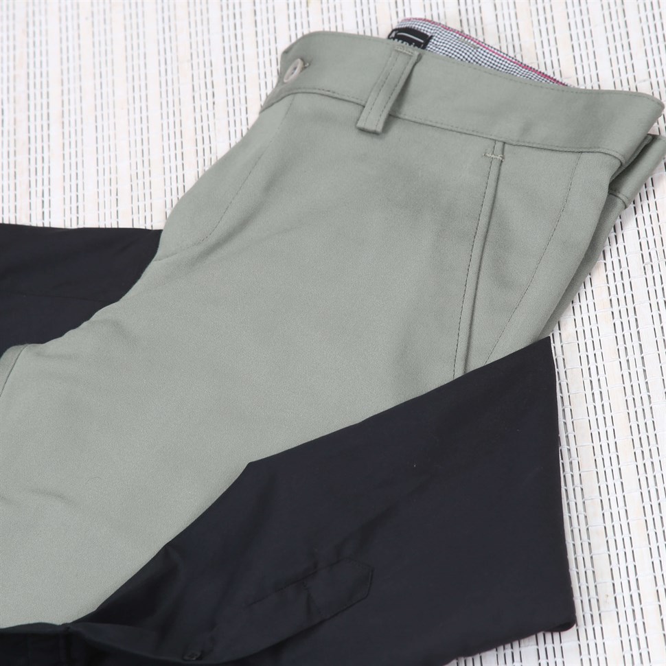 Pantolon Beyaz Gömlek Yaka Zinciri Kombin