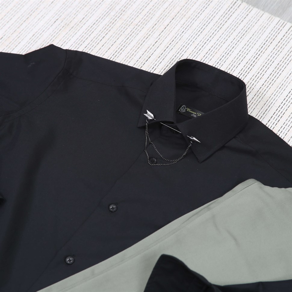 Pantolon Beyaz Gömlek Yaka Zinciri Kombin