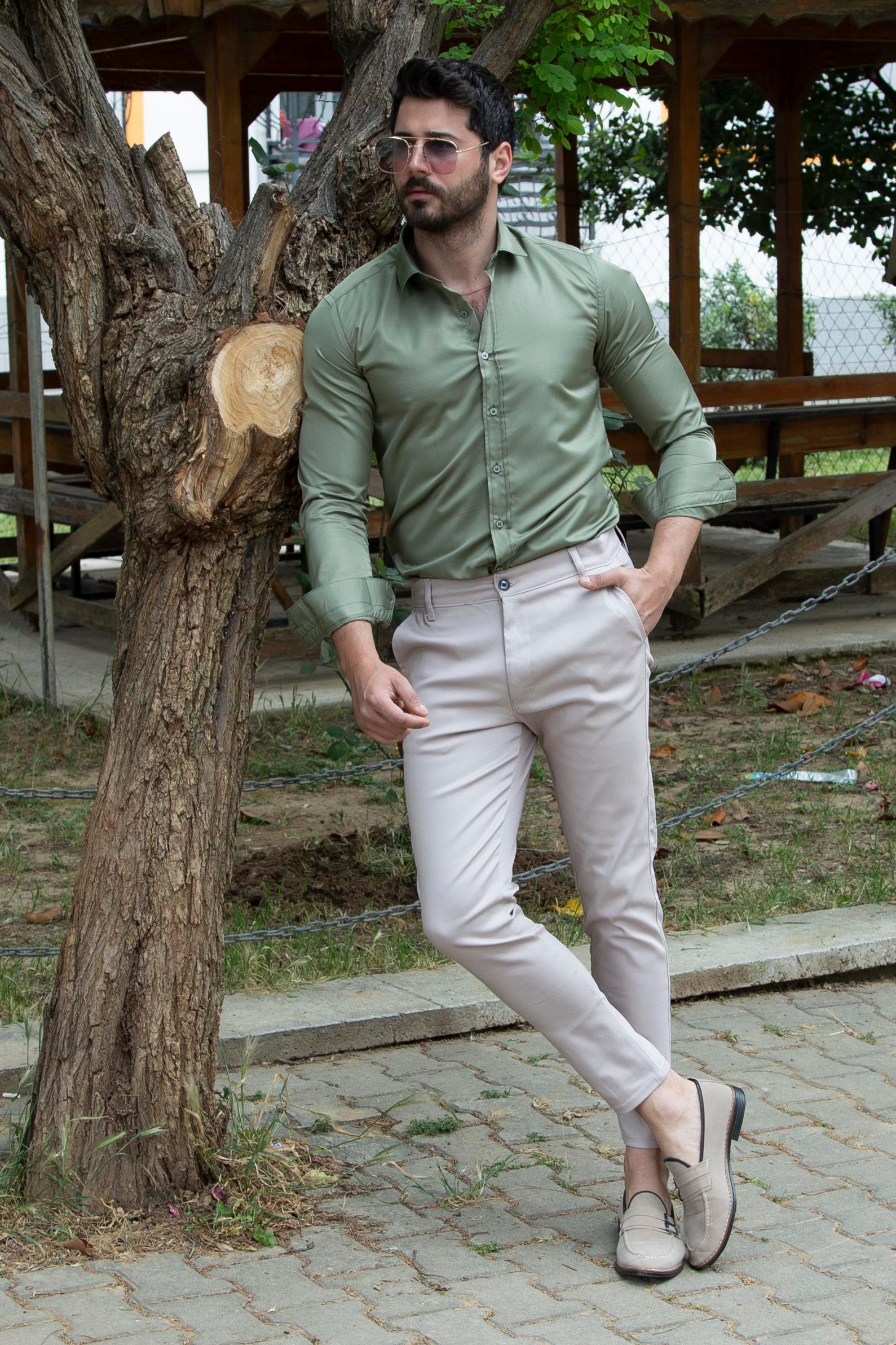 Parlak Şık Yeşil Gömlek Kombini