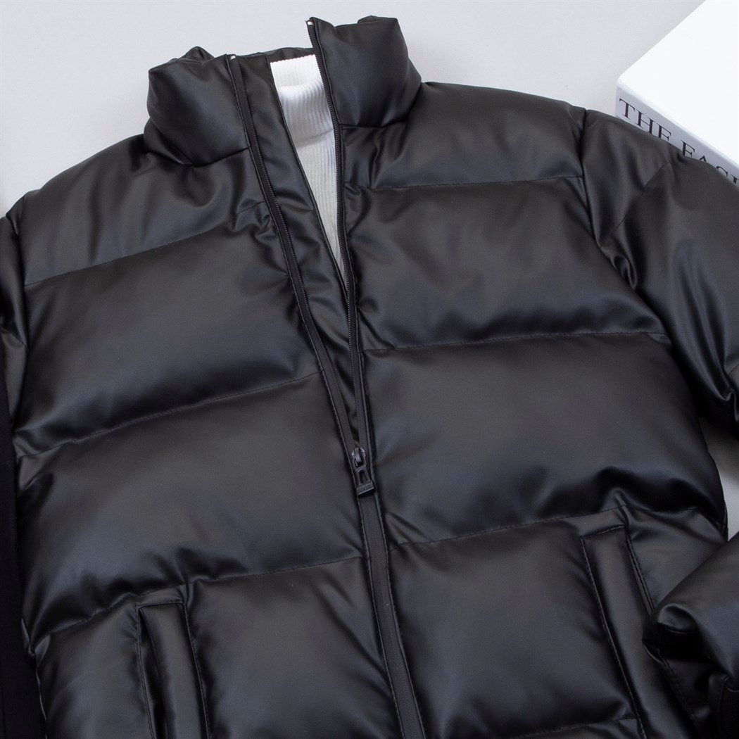 Parlak Siyah Deri Şişme Mont Kazak Pantolon Ayakkabı Kombin