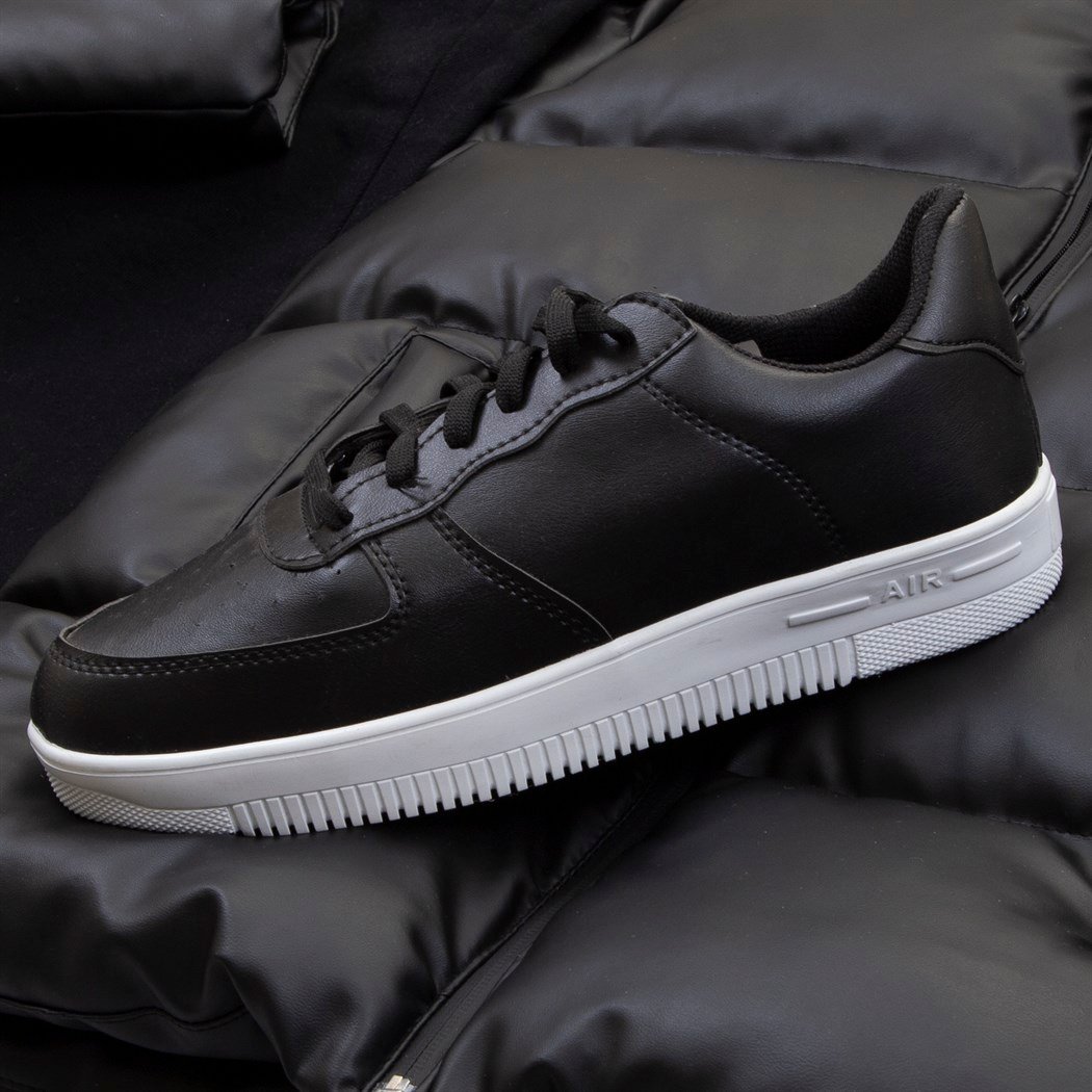 Parlak Siyah Deri Şişme Mont Kazak Pantolon Ayakkabı Kombin