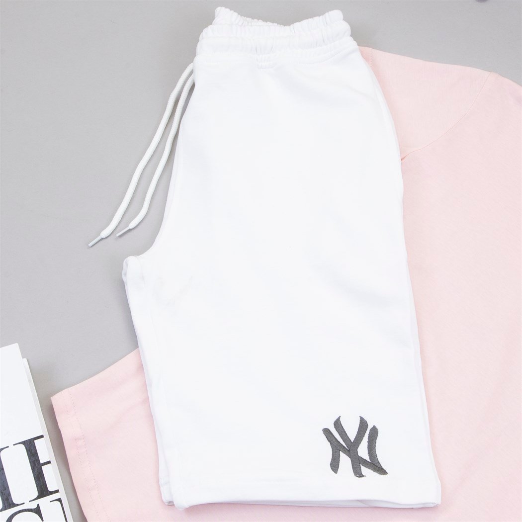 Pembe Tişört Beyaz Penye Şort Kombin