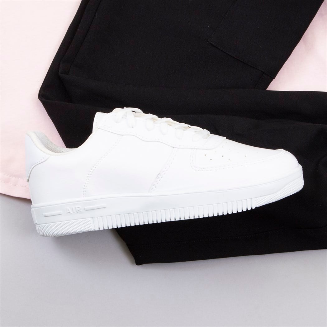 Pembe Tişört Jogger Pantolon Ayakkabı Kombin