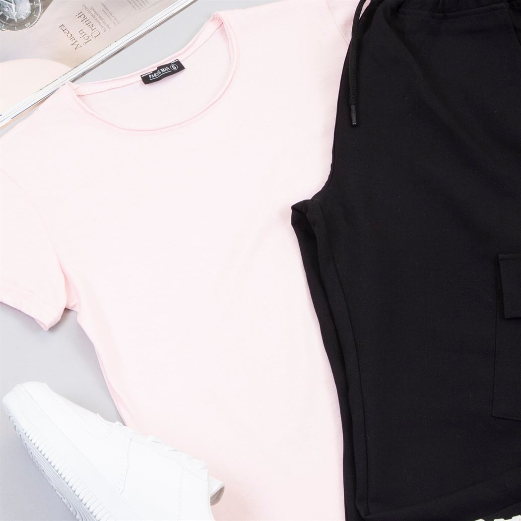 Pembe Tişört Jogger Pantolon Ayakkabı Kombin