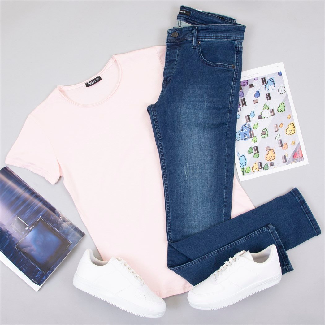 Pembe Tişört Pantolon Ayakkabı Kombin