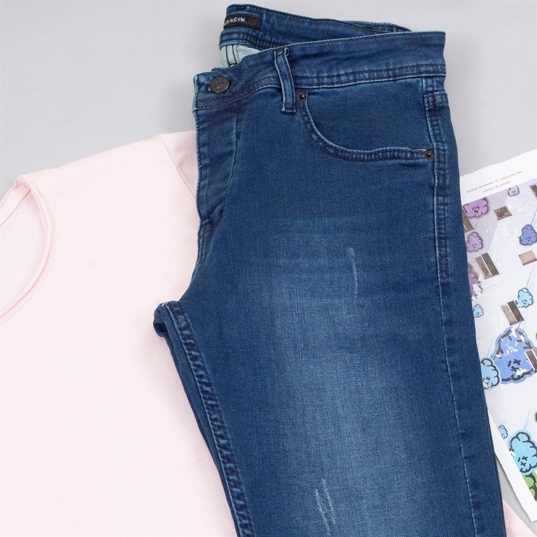 Pembe Tişört Pantolon Ayakkabı Kombin