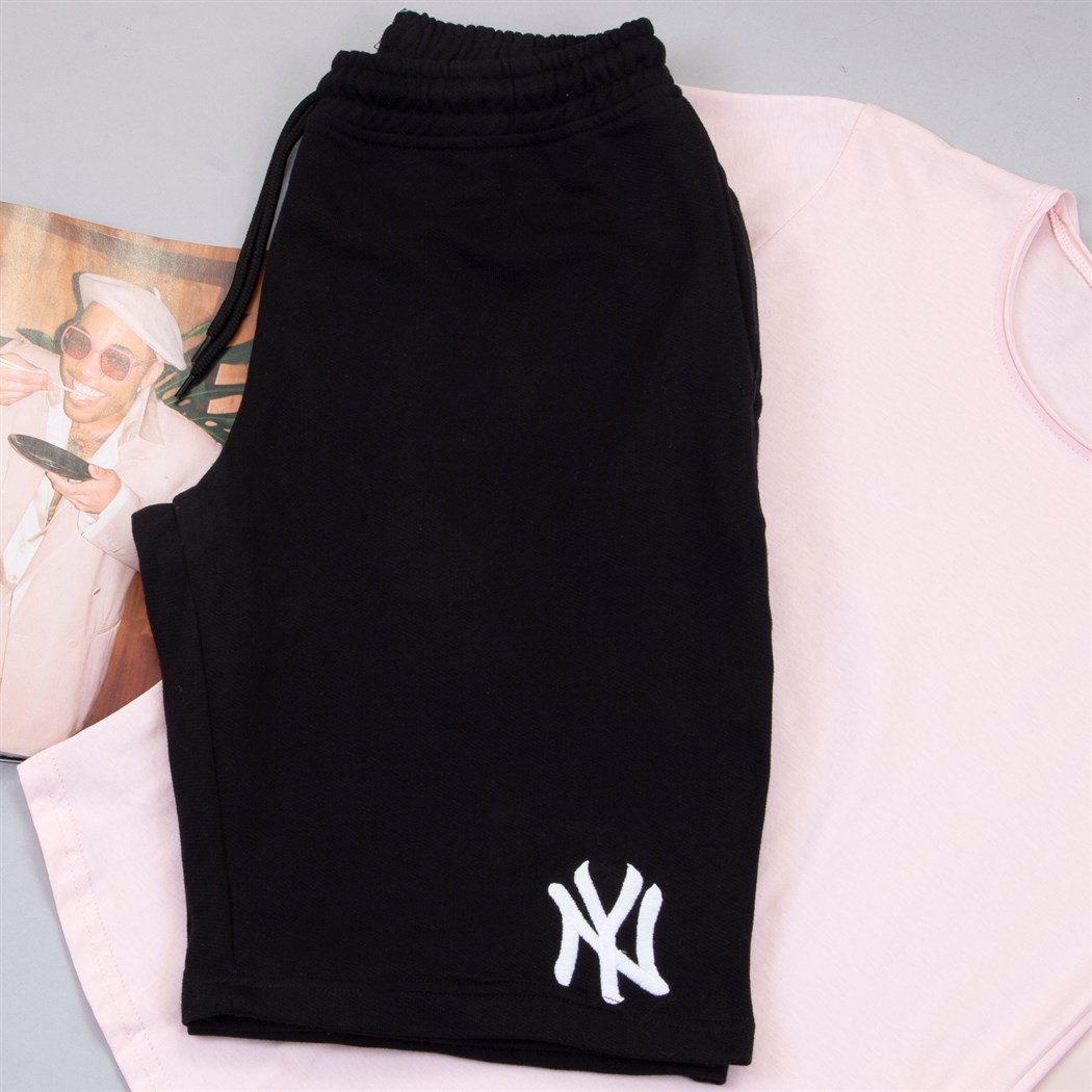 Pembe Tişört Siyah Penye Şort Kombin