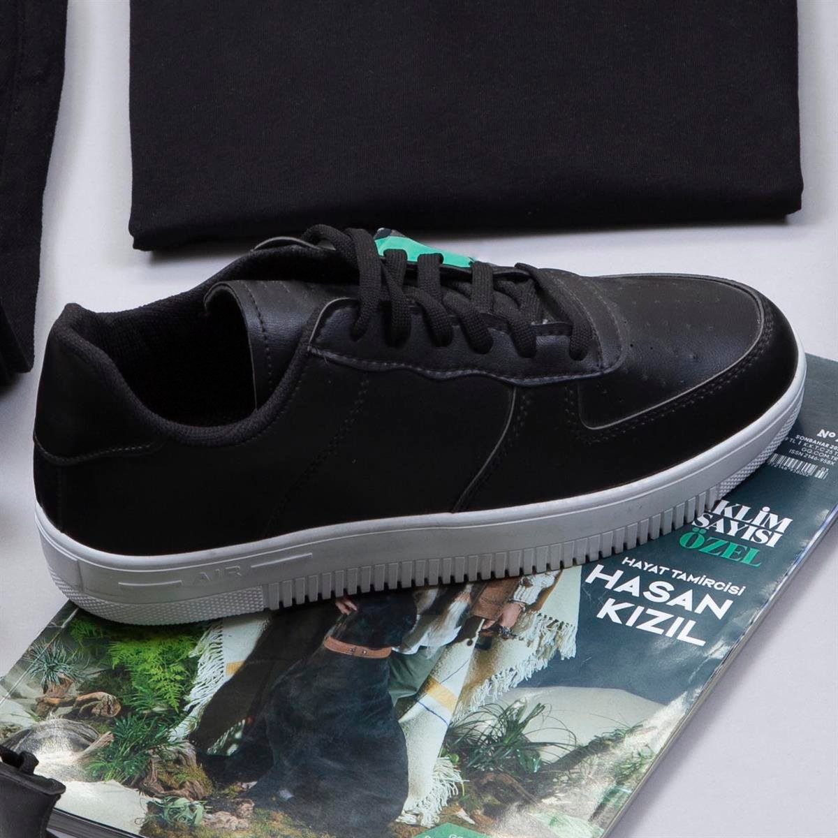 Petrol Yeşil Şişme Yelek Tişört Pantolon Ayakkabı Kombin