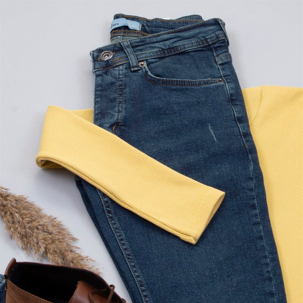 Sarı Boğazlı Kazak Pantolon Bot Kombin